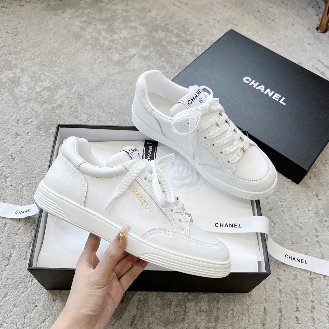 Новинка сезона весна/лето 2023 от Chanel - кроссовки с золотистой отделкой - белые.