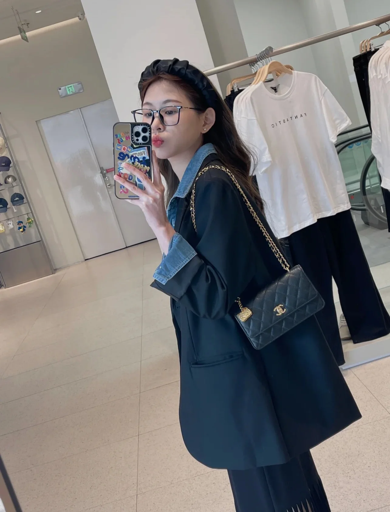 Коллекция Chanel Весна/Лето 2023 - Подвесной телефон-гармошка - WOC - Кожа с зернистой текстурой 