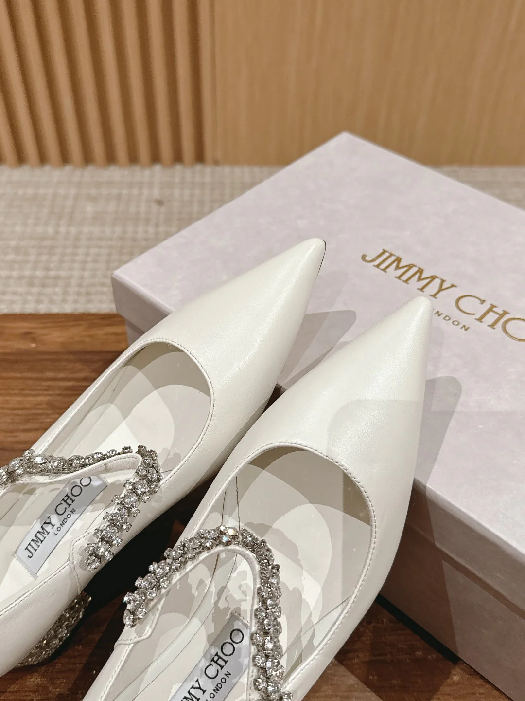 Туфли ?Мэри Джейн? от Jimmy с хрустальным ремешком на шее — белые — 1 шт.