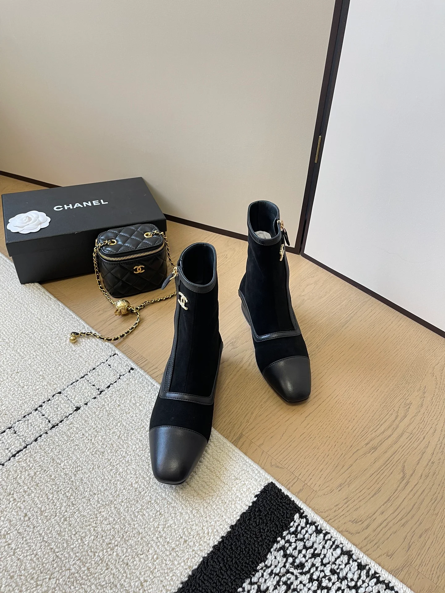 Ботильоны Chanel 2024 с острым носком - черные