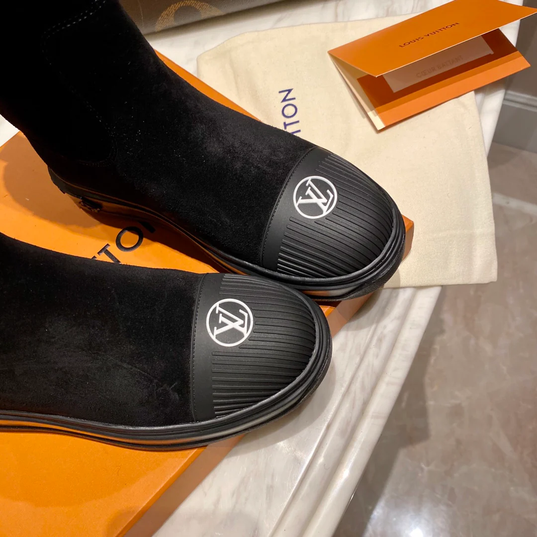 Обувь LV - сапоги LV до середины икры с внутренней подкладкой.