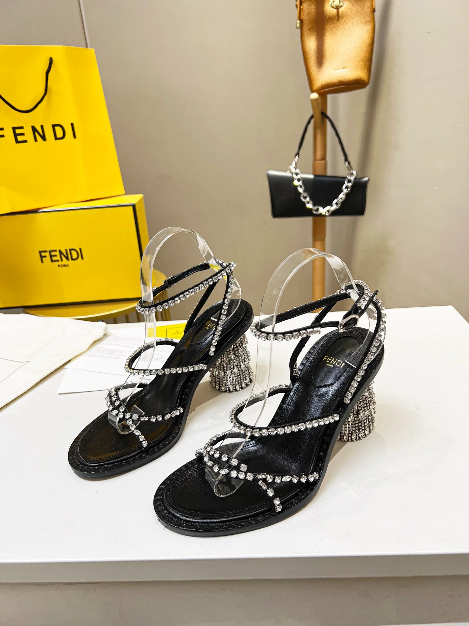 Fendi - Новинки ранней весны 2022 года - Сандалии и туфли на каблуках