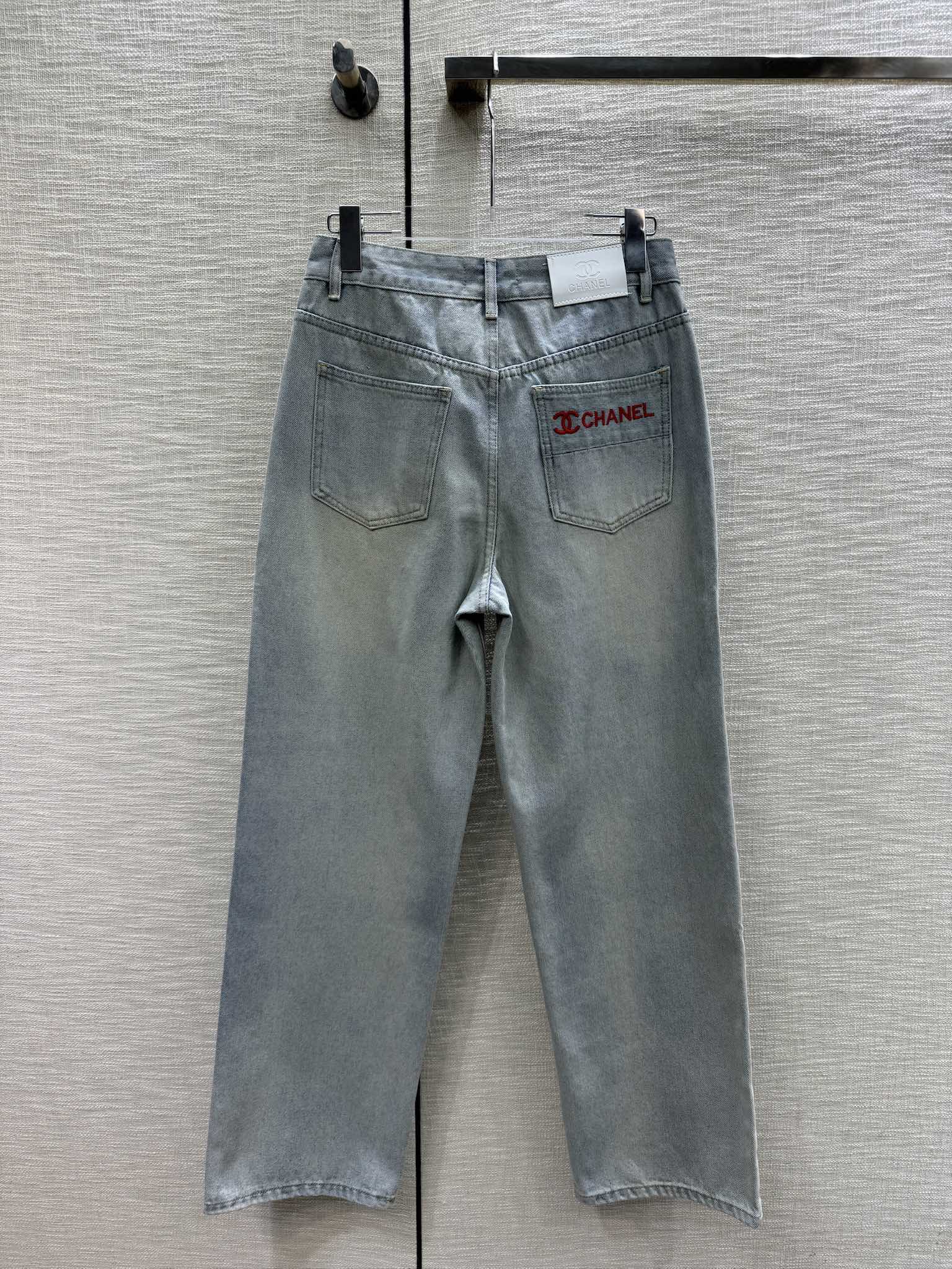 Джинсы Chanel 2403 с широкими штанинами и вышитыми карманами