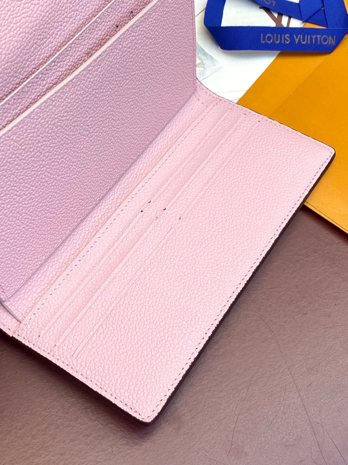 Длинный трехсекционный кошелек LV-m60699 с розовым отделением.