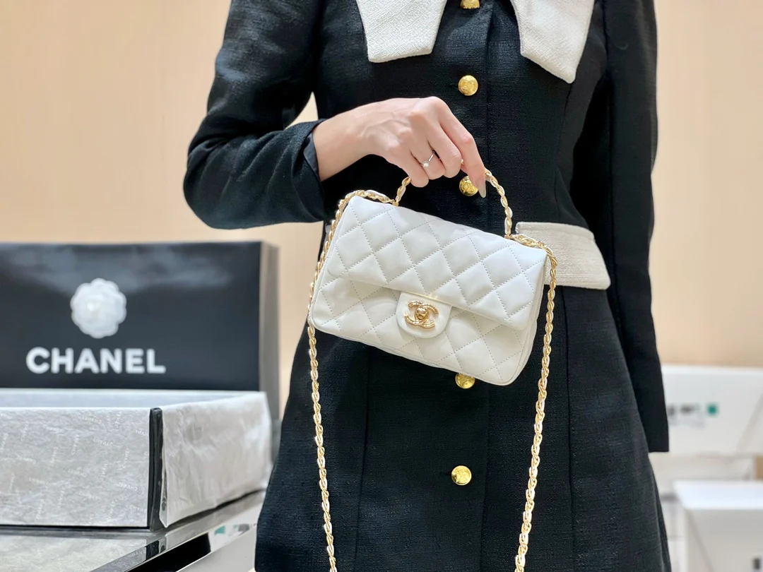 Новинка сезона весна/лето 2023 от Chanel - сумка из овечьей кожи CF - белая - на фото.