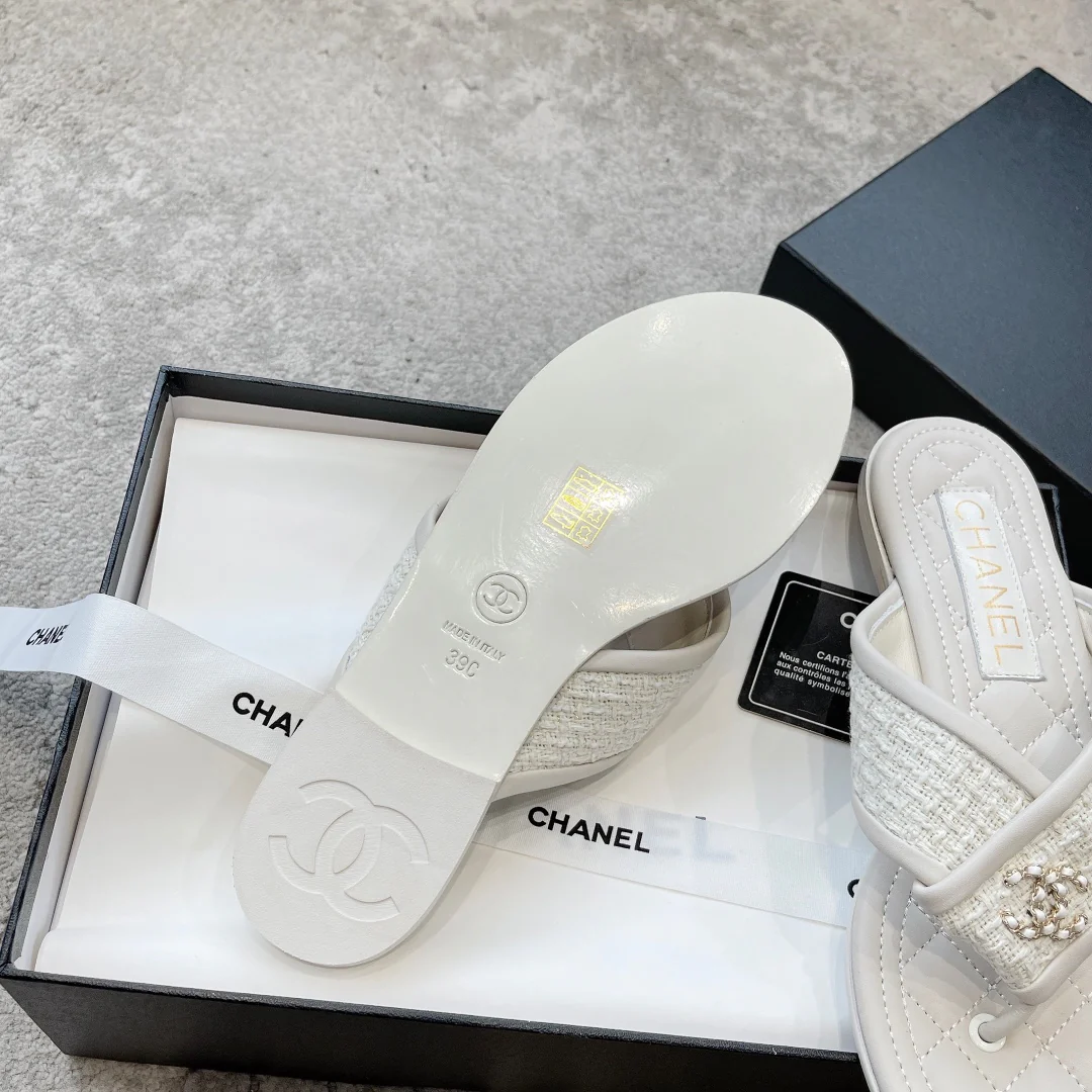 Новинка сезона весна/лето 2023 от Chanel - шерстяные тапочки с вышитым ромбовидным узором - белые.