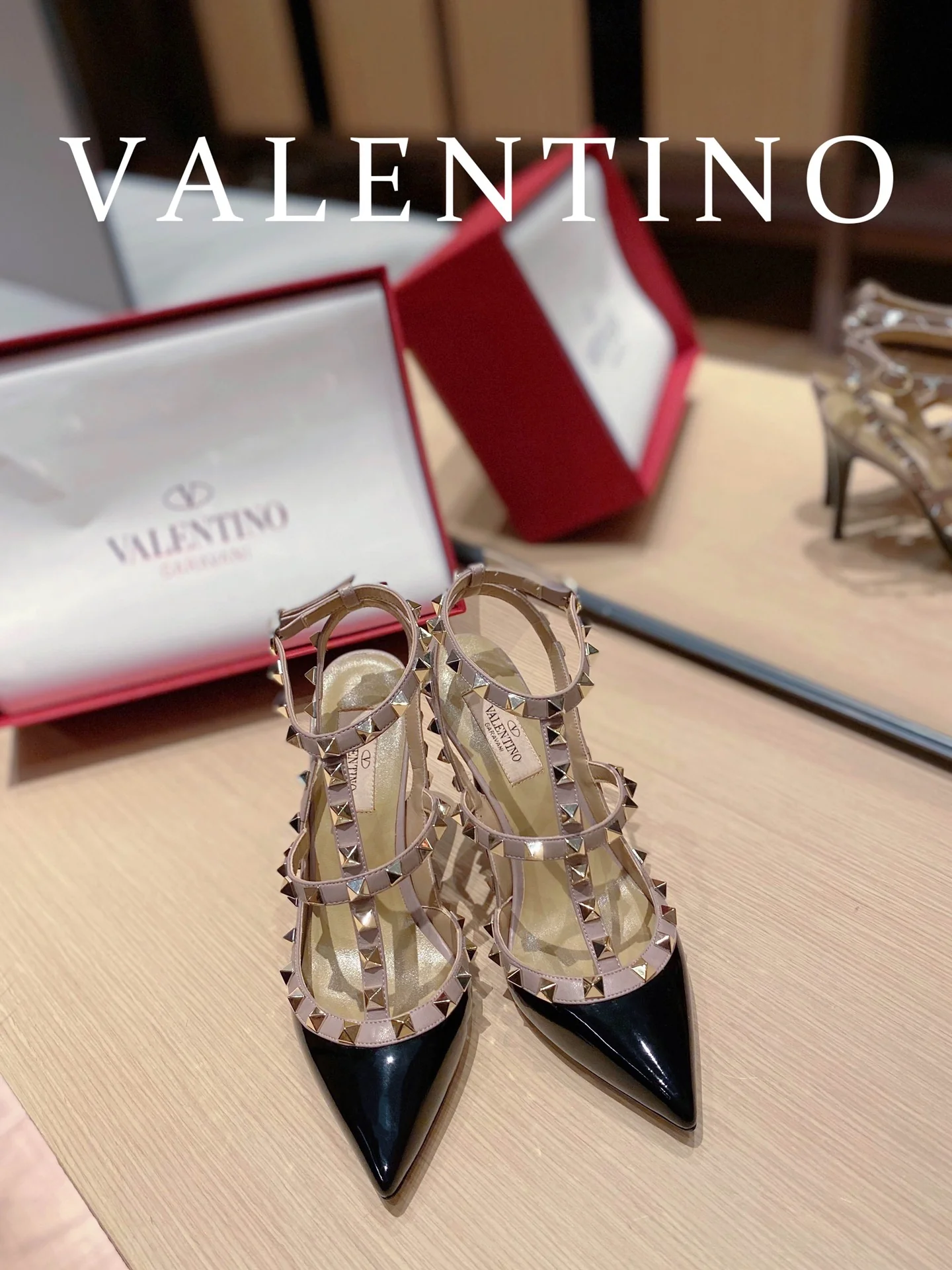 Valentino - Черные туфли на высоком каблуке с острым носком, украшенные заклепками