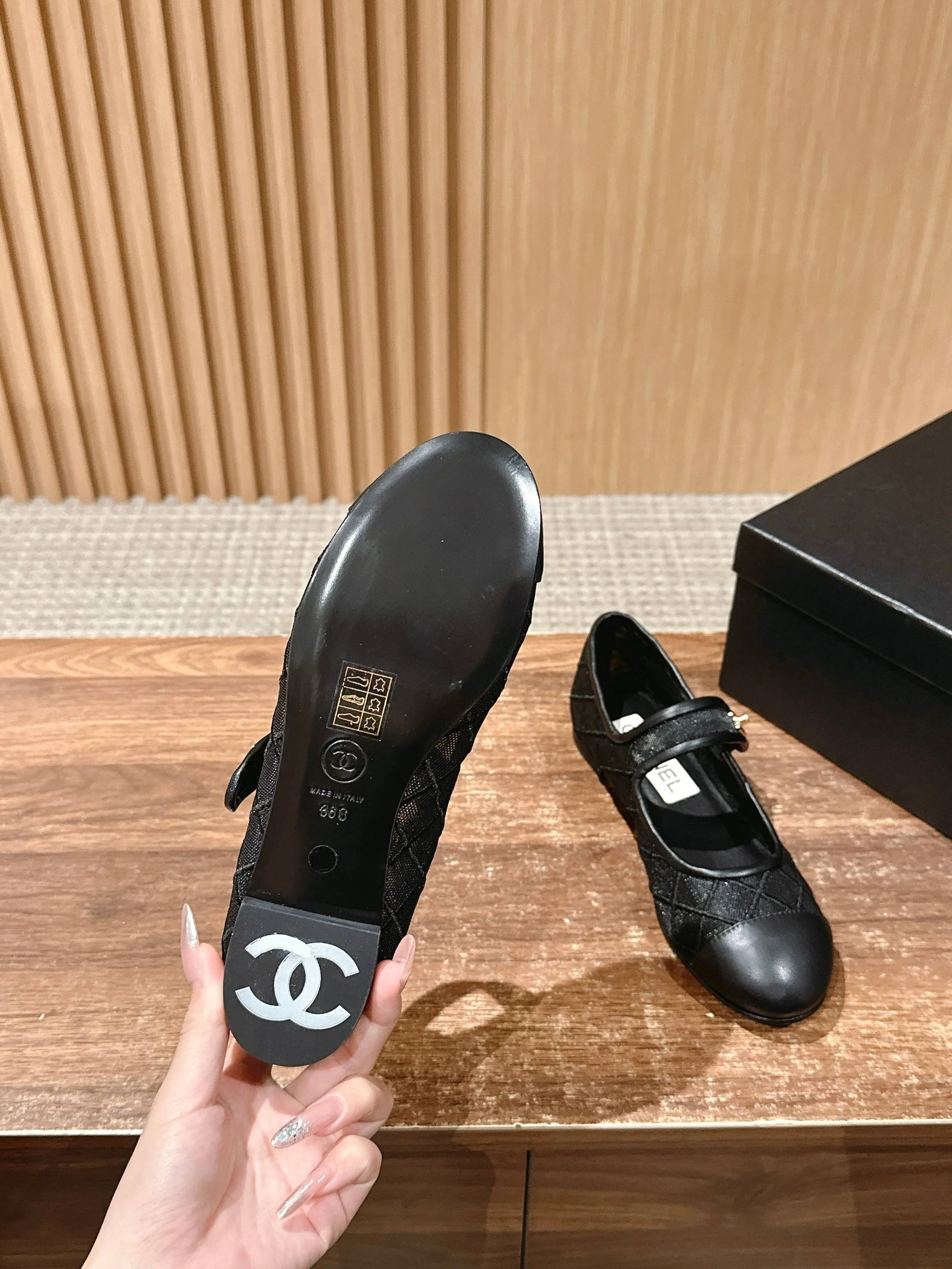 Новинка сезона весна/лето 2025 от Chanel - Сетчатые туфли Мэри Джейн - Черные