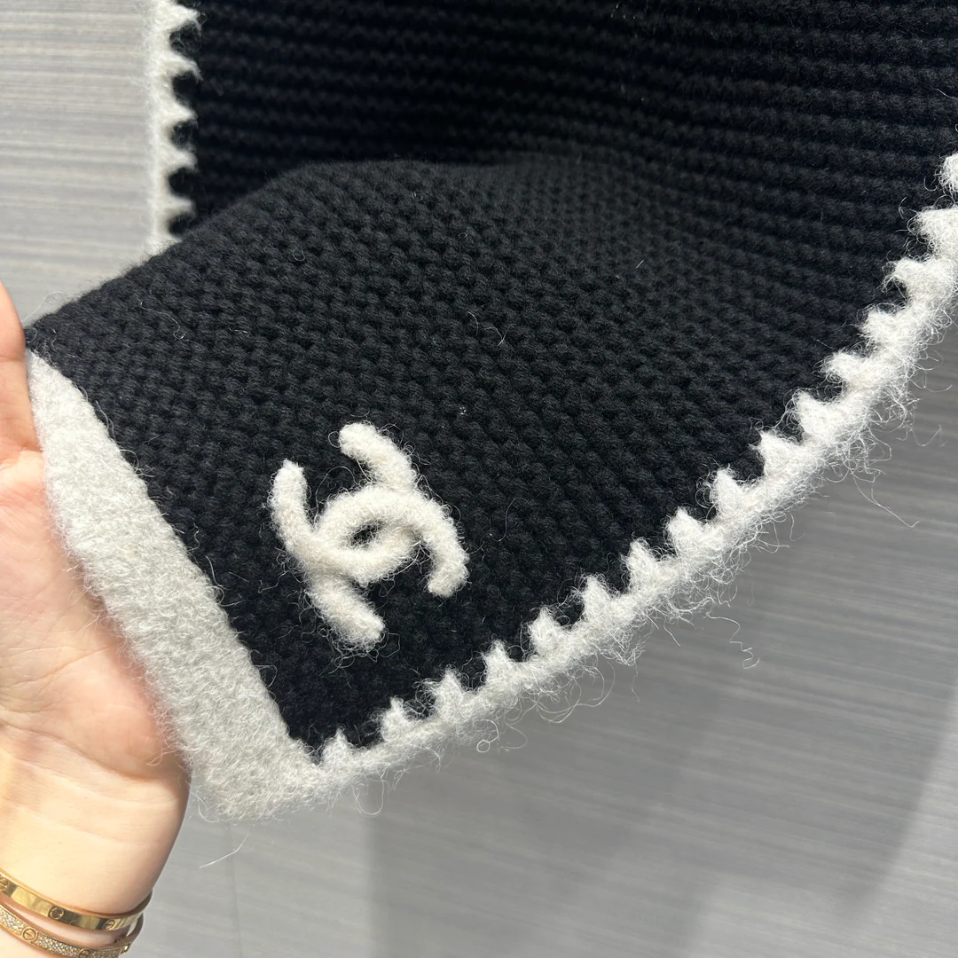 Новый шарф Chanel Double C с бахромой, коллекция осень/зима 2023, черный.