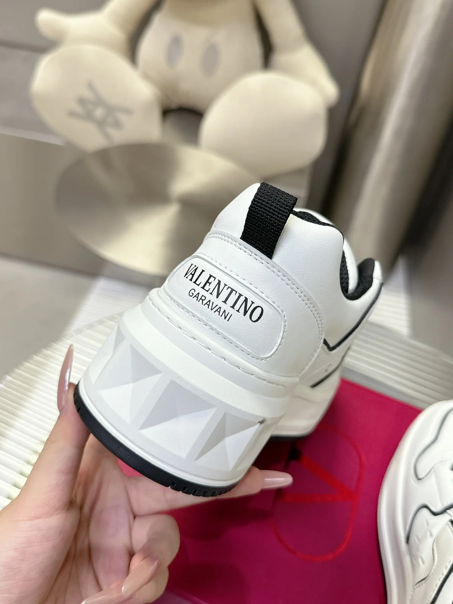 Низкие кроссовки Valentino 2024 — черные