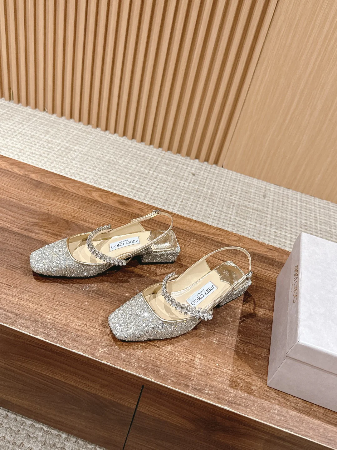 Сандалии Jimmy Mary Jane с цепочкой из кристаллов на пятке - серебристые