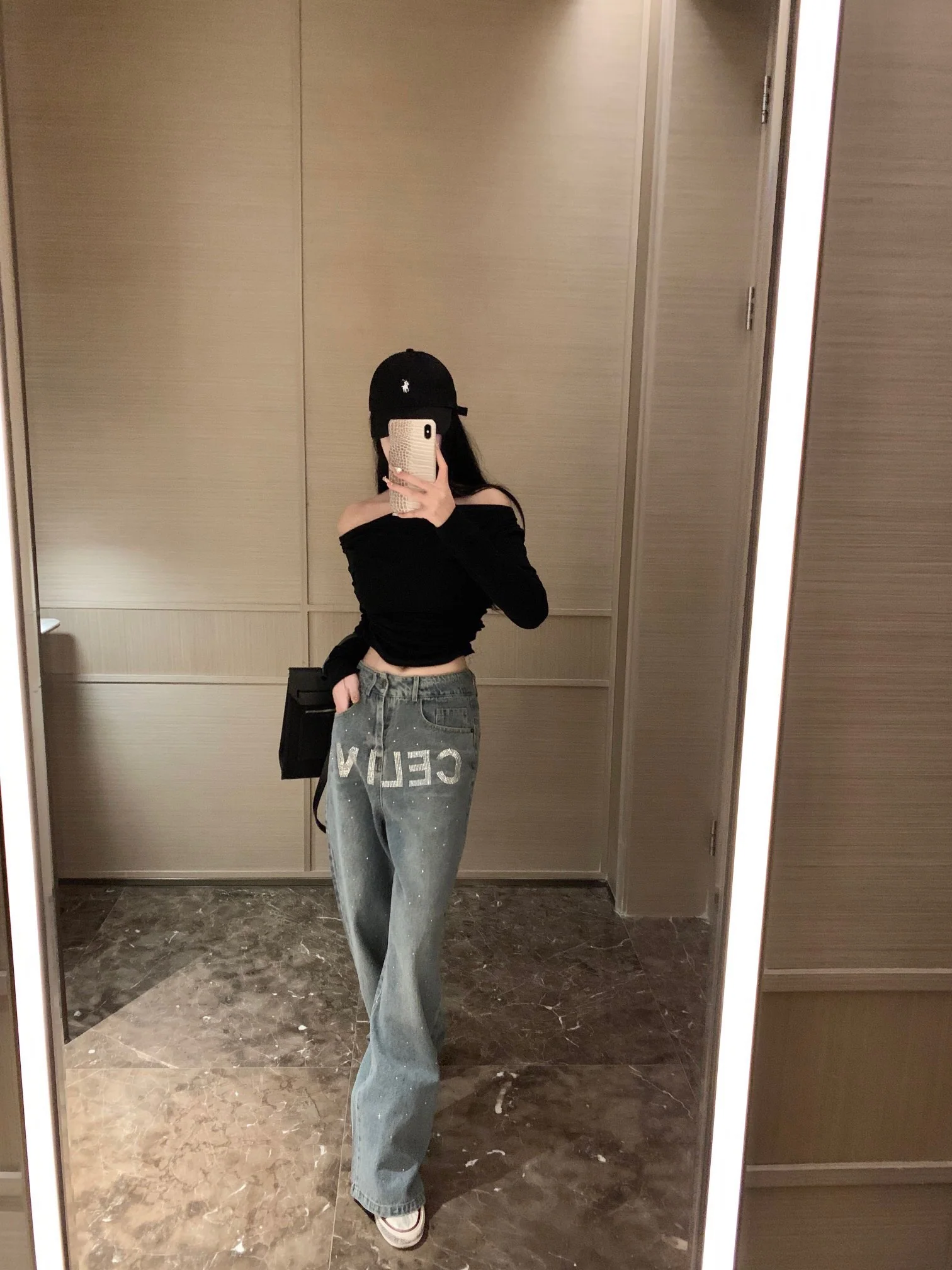 Джинсы Celine 2404 прямого кроя с логотипом, украшенным стразами, нанесенными методом термопечати.