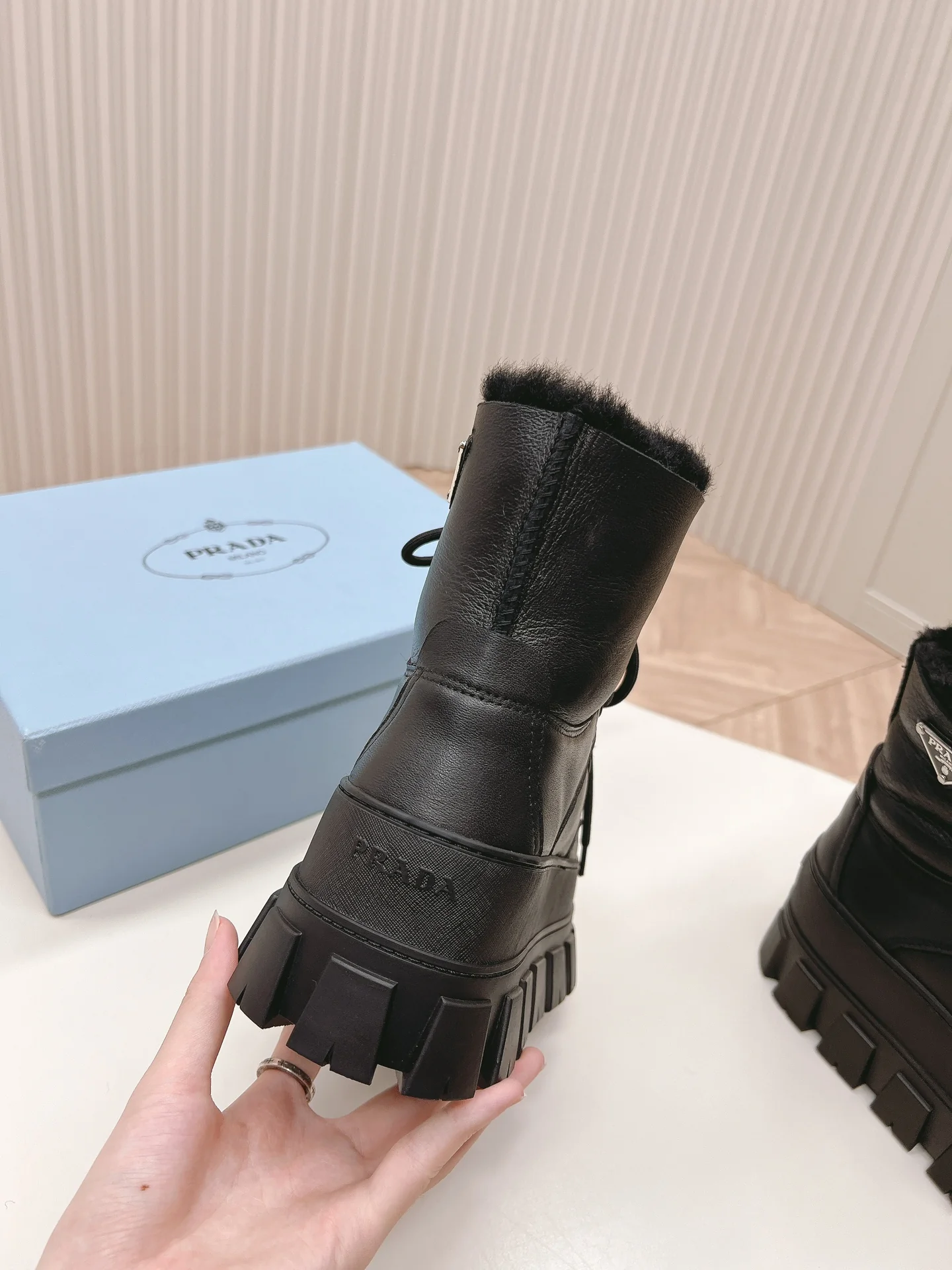 Шерстяные зимние ботинки Prada 2024 на платформе - черные