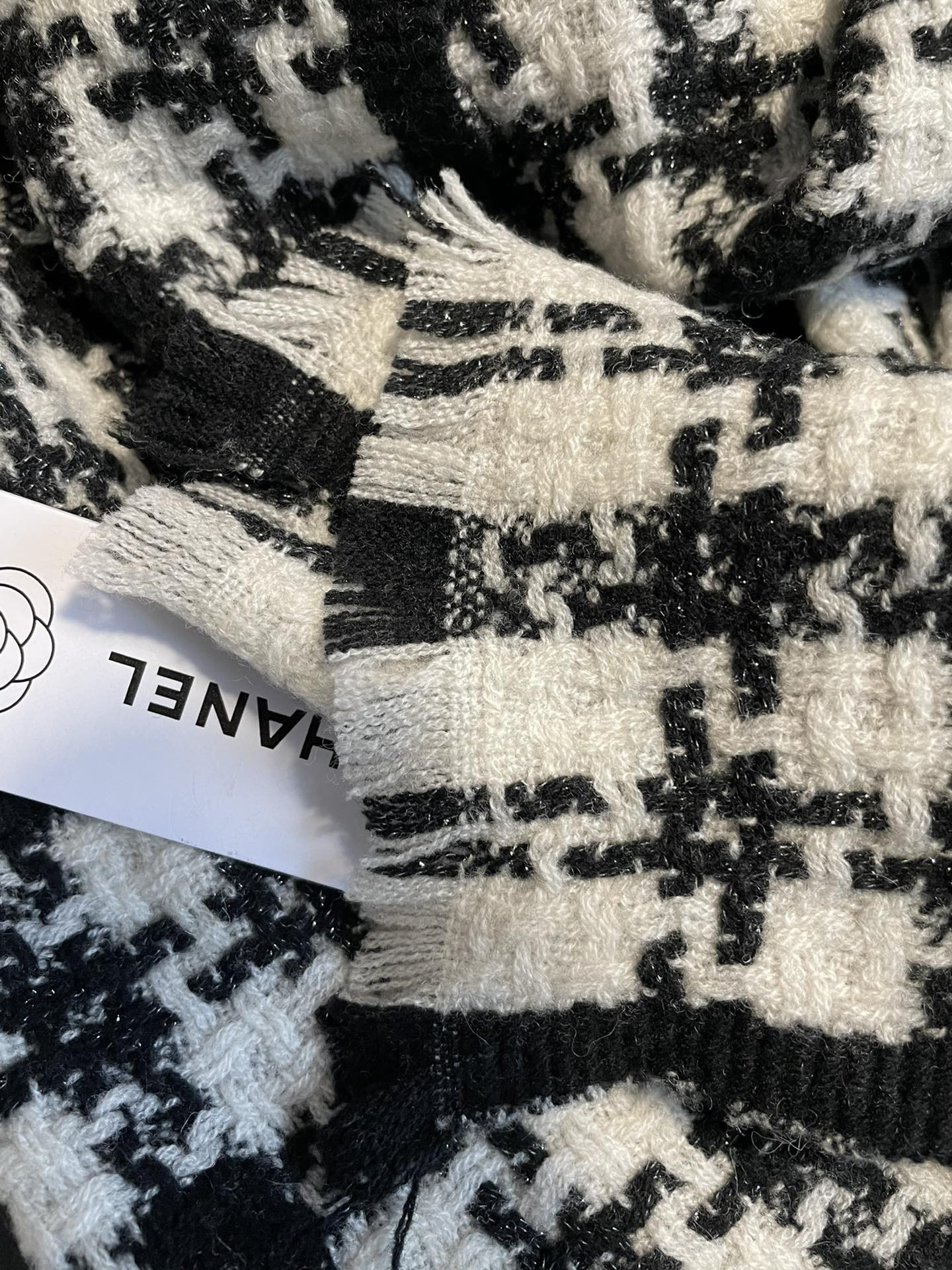 Шарф Chanel из камвольной кашемировой шерсти с двойной перекрестной клеткой, акценты из серебряной нити, 80% овечья шерсть, 20% кашемир, длина 38 см (180 см).