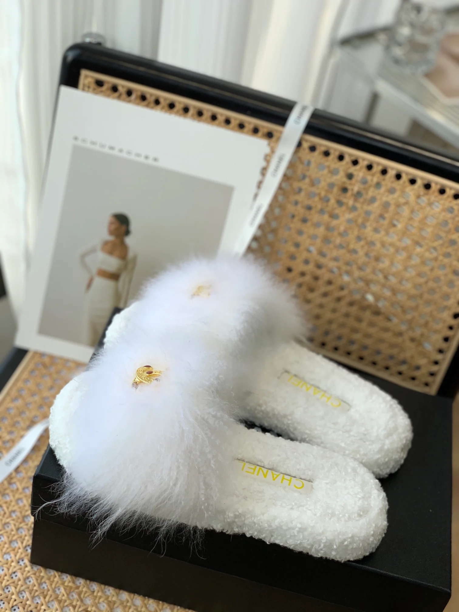 Тапочки Chanel с пряжкой из искусственного меха норки - белые