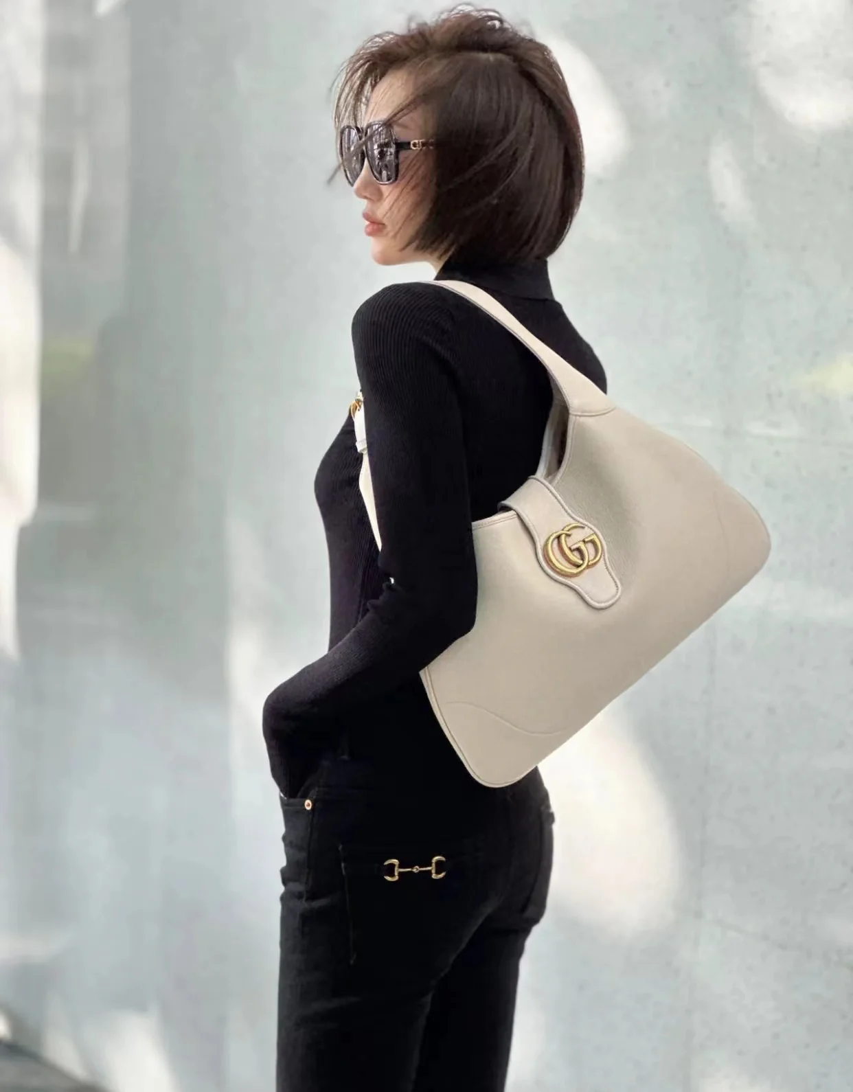 Весенняя коллекция Gucci 2023 — Сумка через плечо ?Полумесяц? — Белая — Фотографии в одежде.