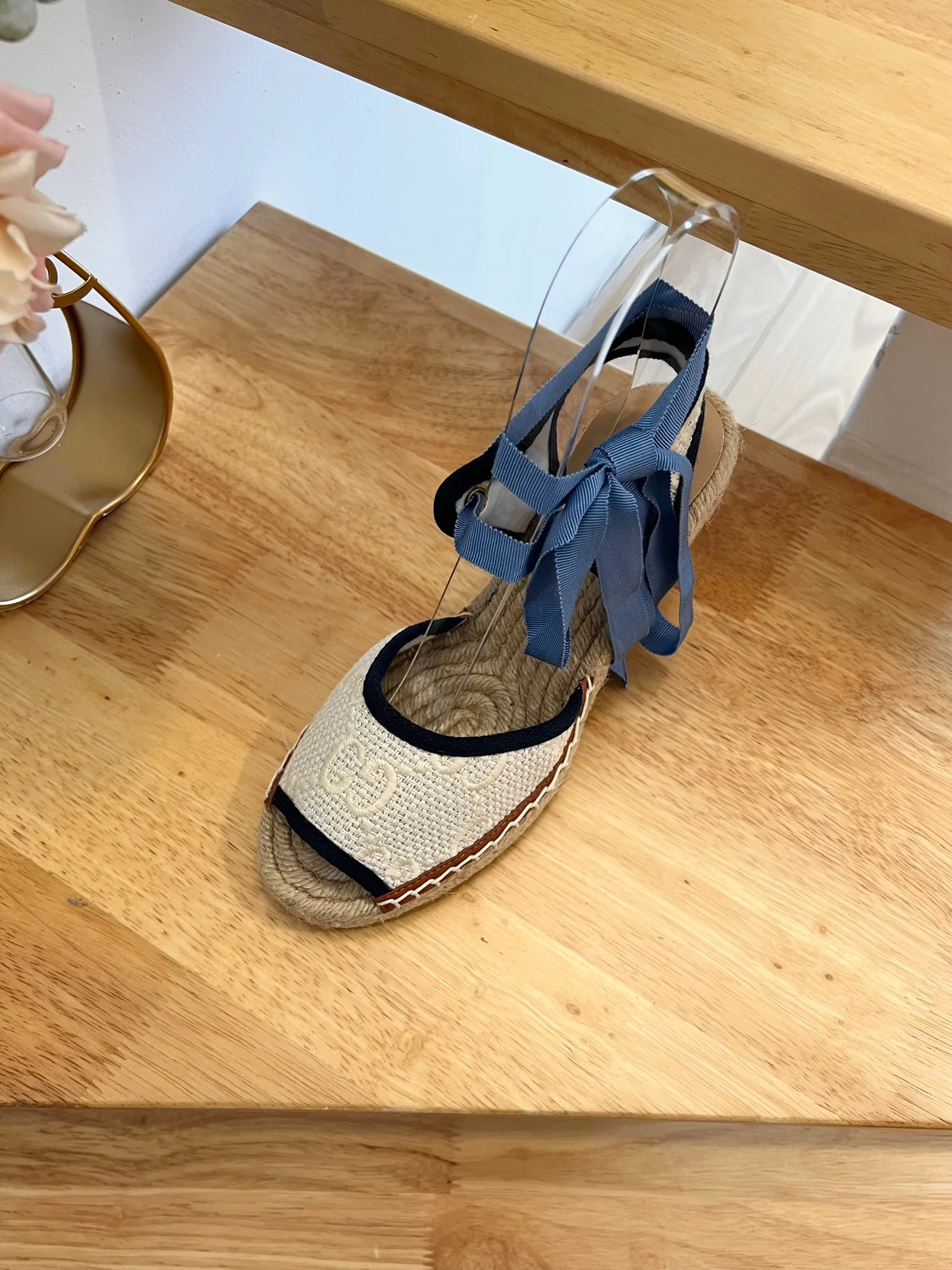 Новые поступления Gucci ранней весной 2023 года: туфли на ремешках из льняной парусины, сандалии на танкетке, джинсовые туфли на шнуровке.