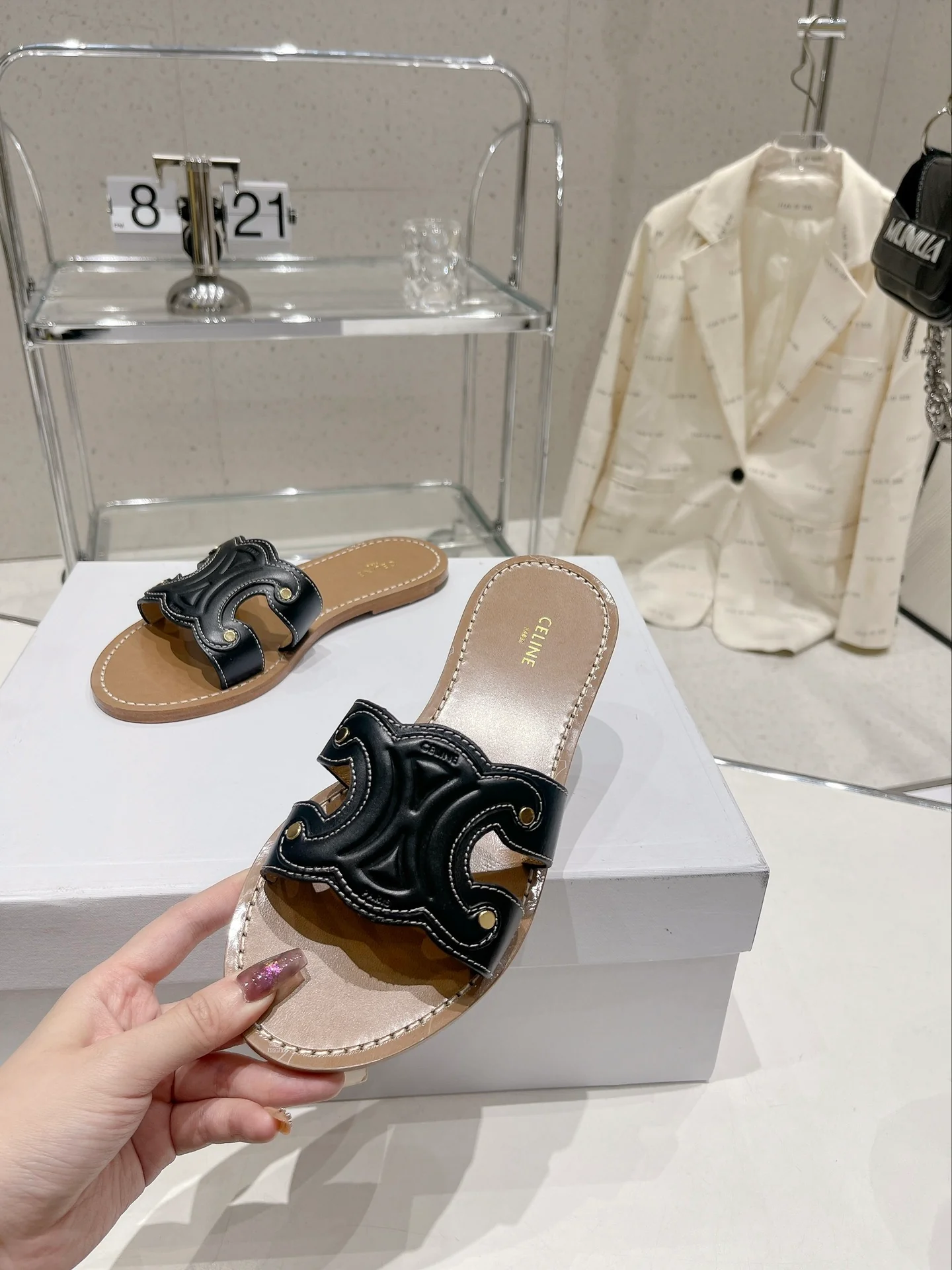 Новинка сезона весна/лето 2023 от Celine - Ретро-тапочки Arc de Triomphe - Черные