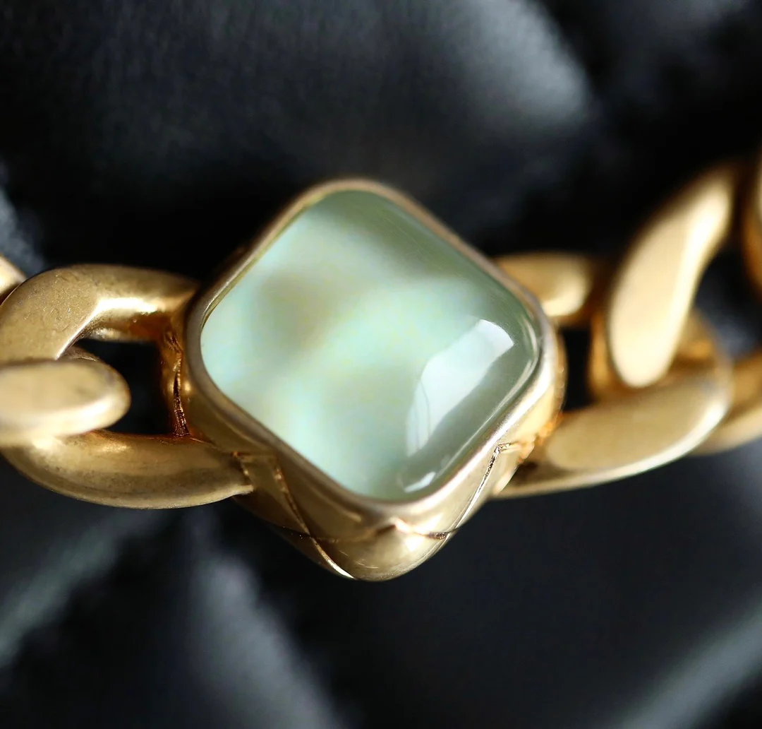 Сумка Chanel CF с клапаном и цепочкой с драгоценным камнем