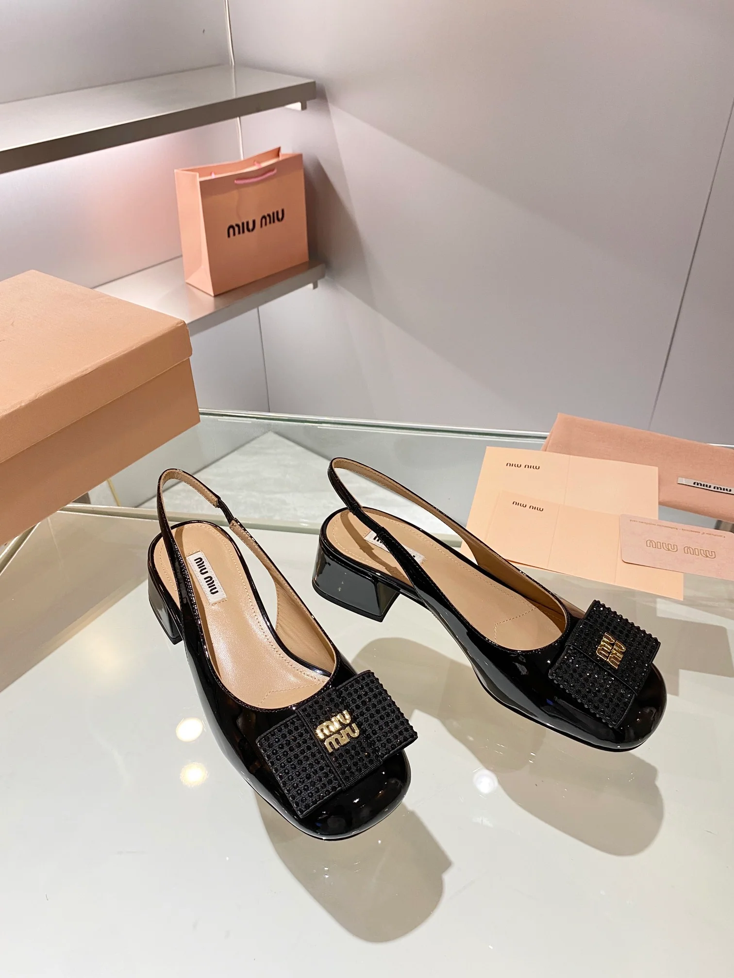 Miu Miu - Новинка сезона осень/зима 2023 - Туфли на низком каблуке с квадратным носком - Черные