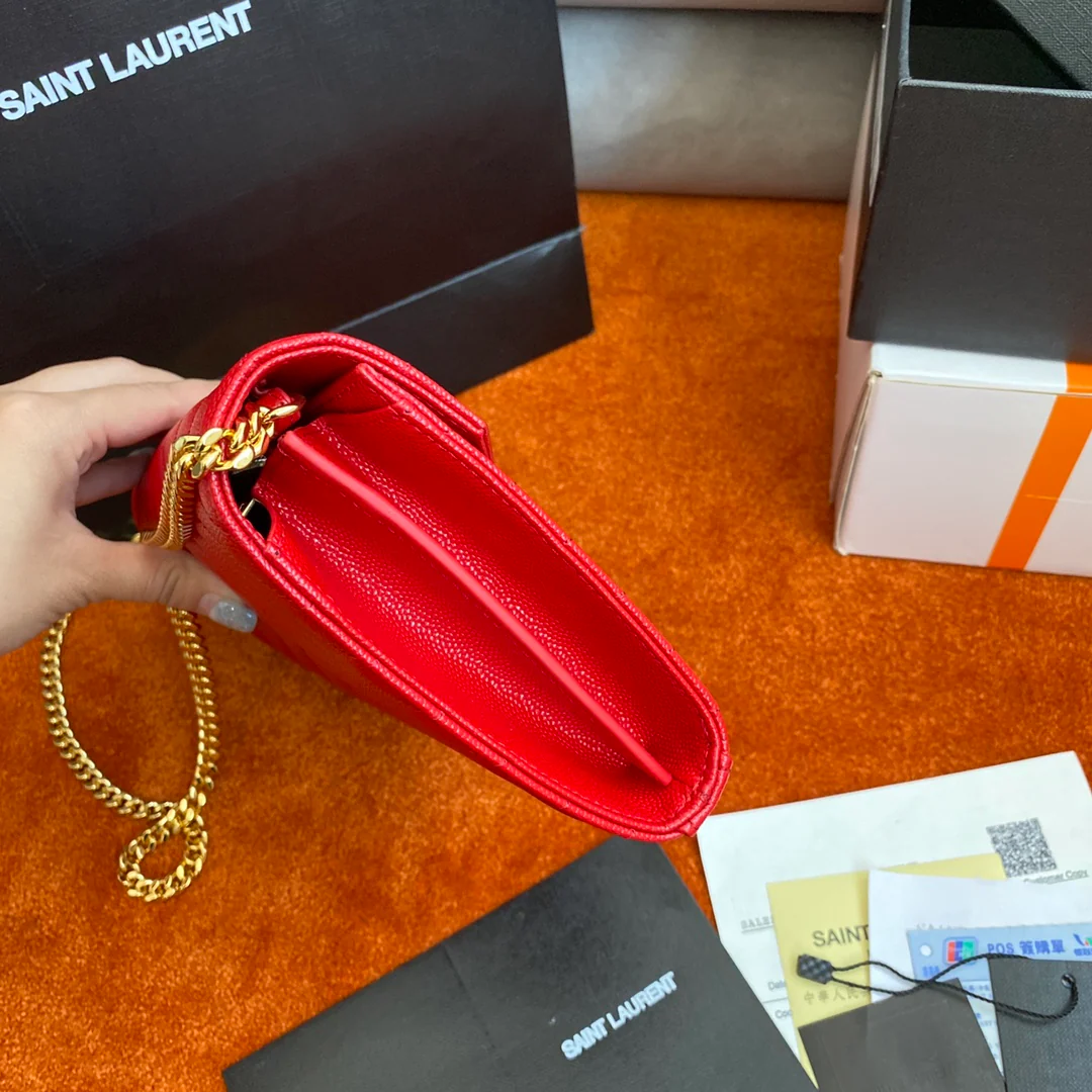 Сумочка-конверт YSL с монограммой из икры — красная с золотой фурнитурой.