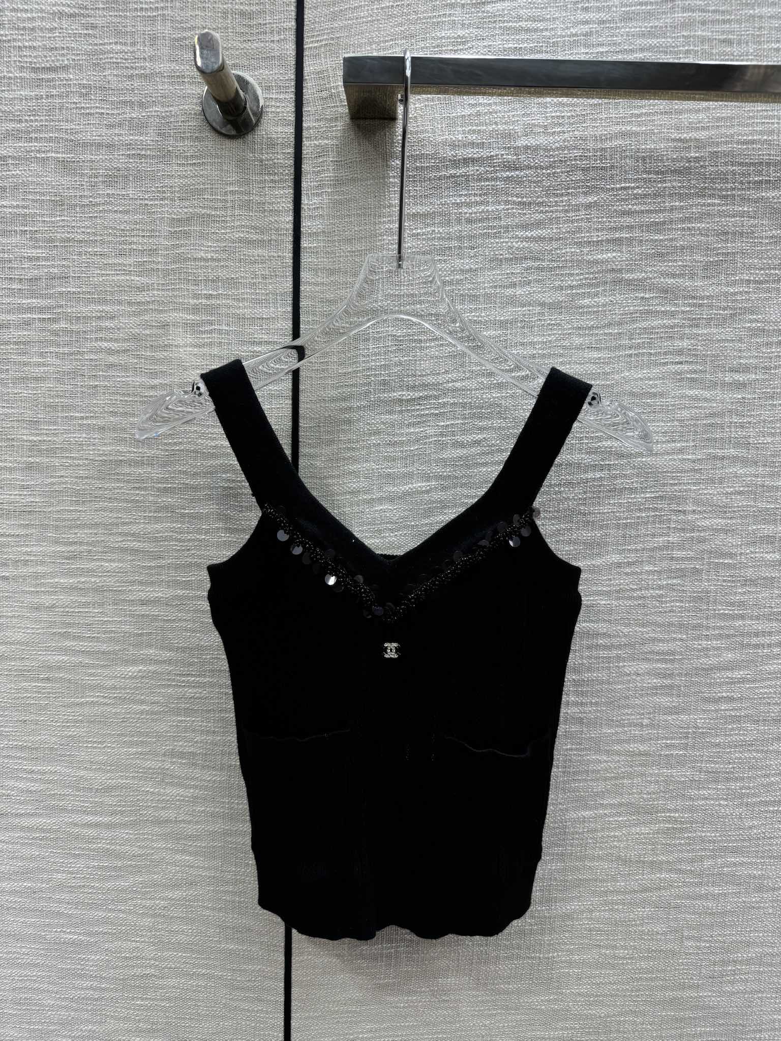 Вязаная майка Chanel 2403-24 из коллекции ?Ранняя весна?, с крупными пайетками, V-образным вырезом, черная.