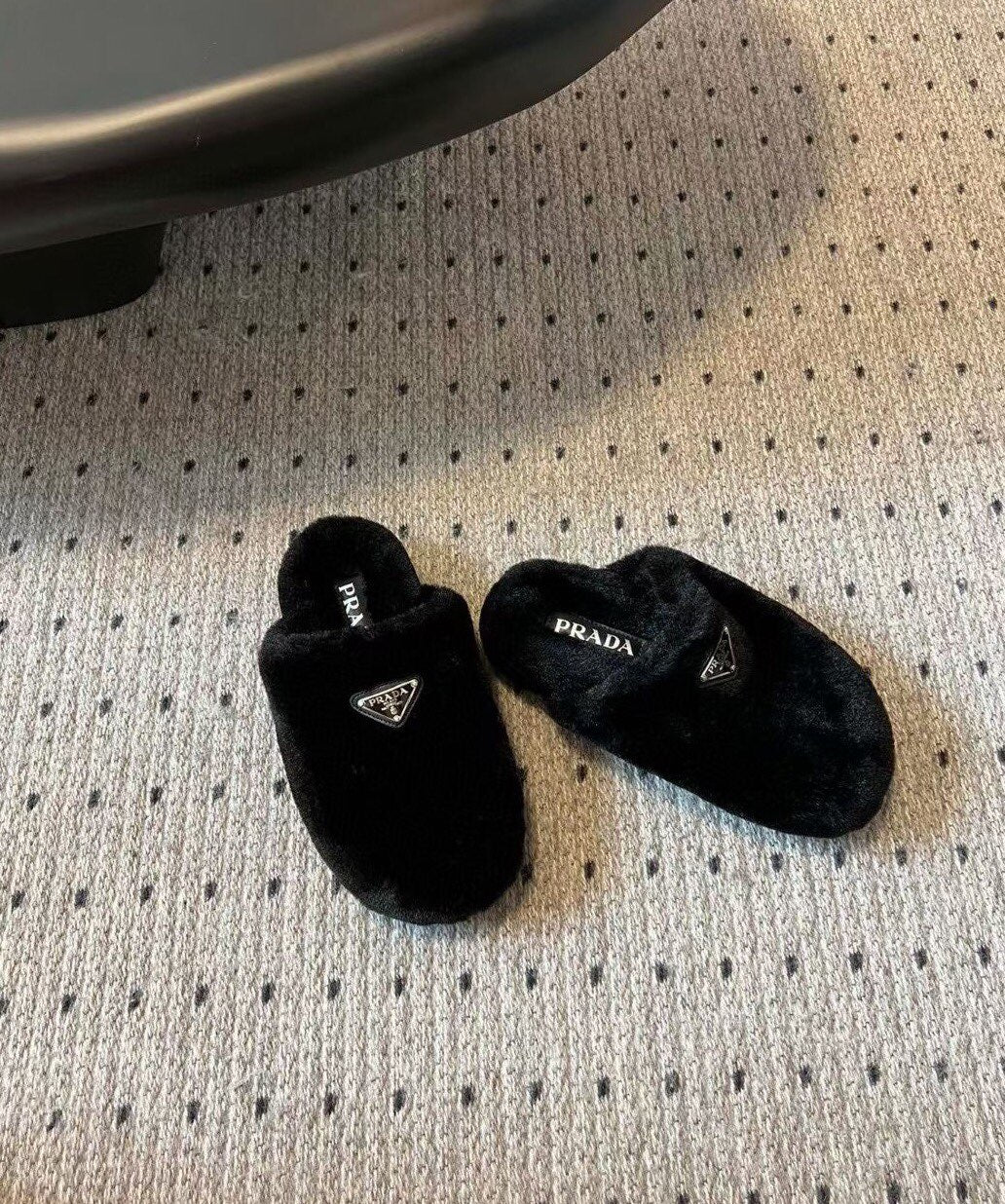 Новинка сезона осень/зима 2023 от Prada - Меховые тапочки с мыском - Черные