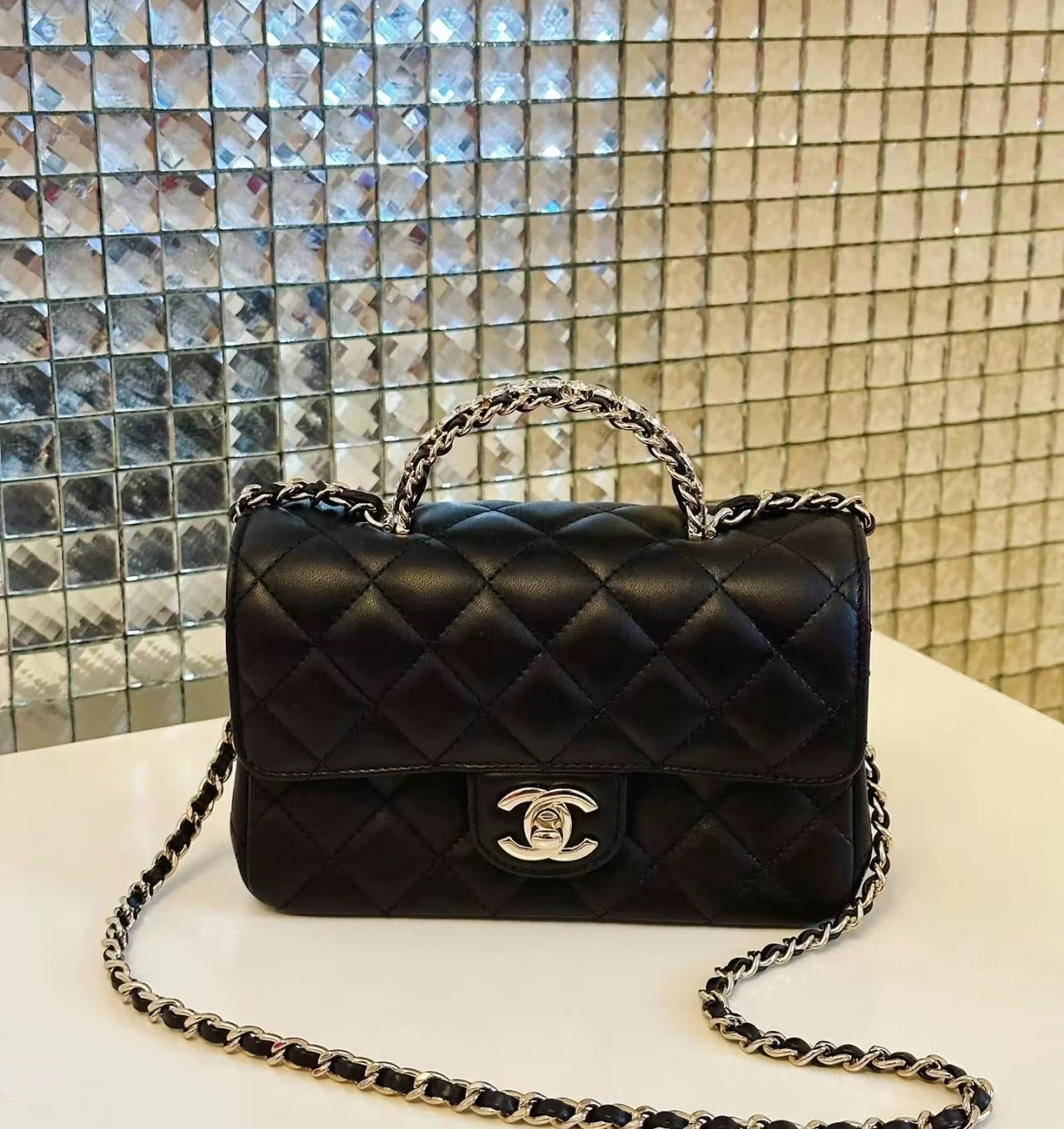 Ручка сумки Chanel 23a CF со стразами - черная