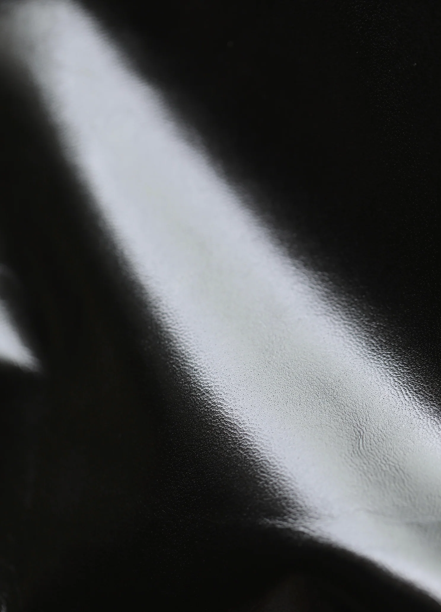 Маленькая черная сумка Chanel с клапаном и поворотной ручкой.