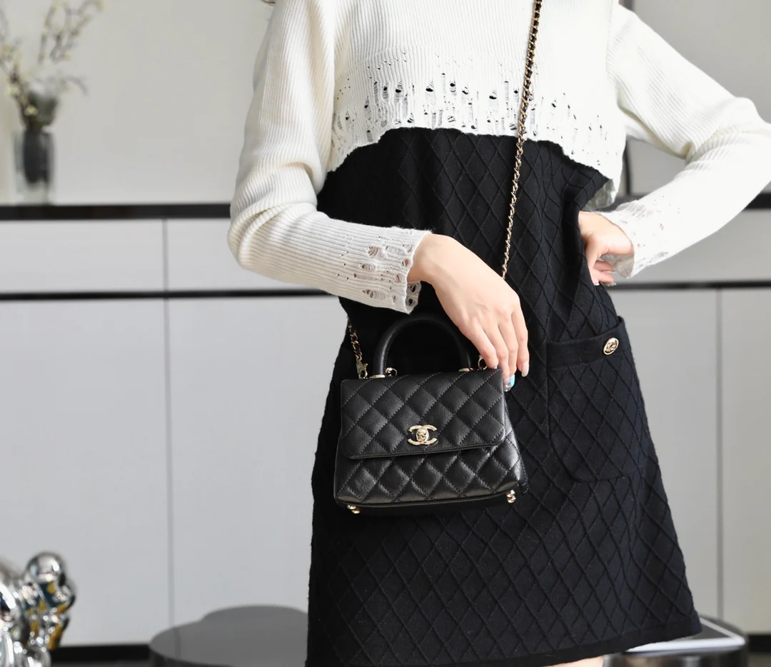 Мини-сумка Chanel Coco Handle — черная кожа с золотистой пряжкой.