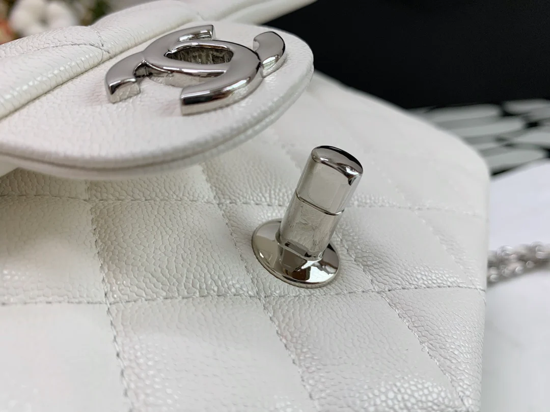 Весенняя коллекция Chanel 2021 — сумка CF — белая с серебристой фурнитурой.