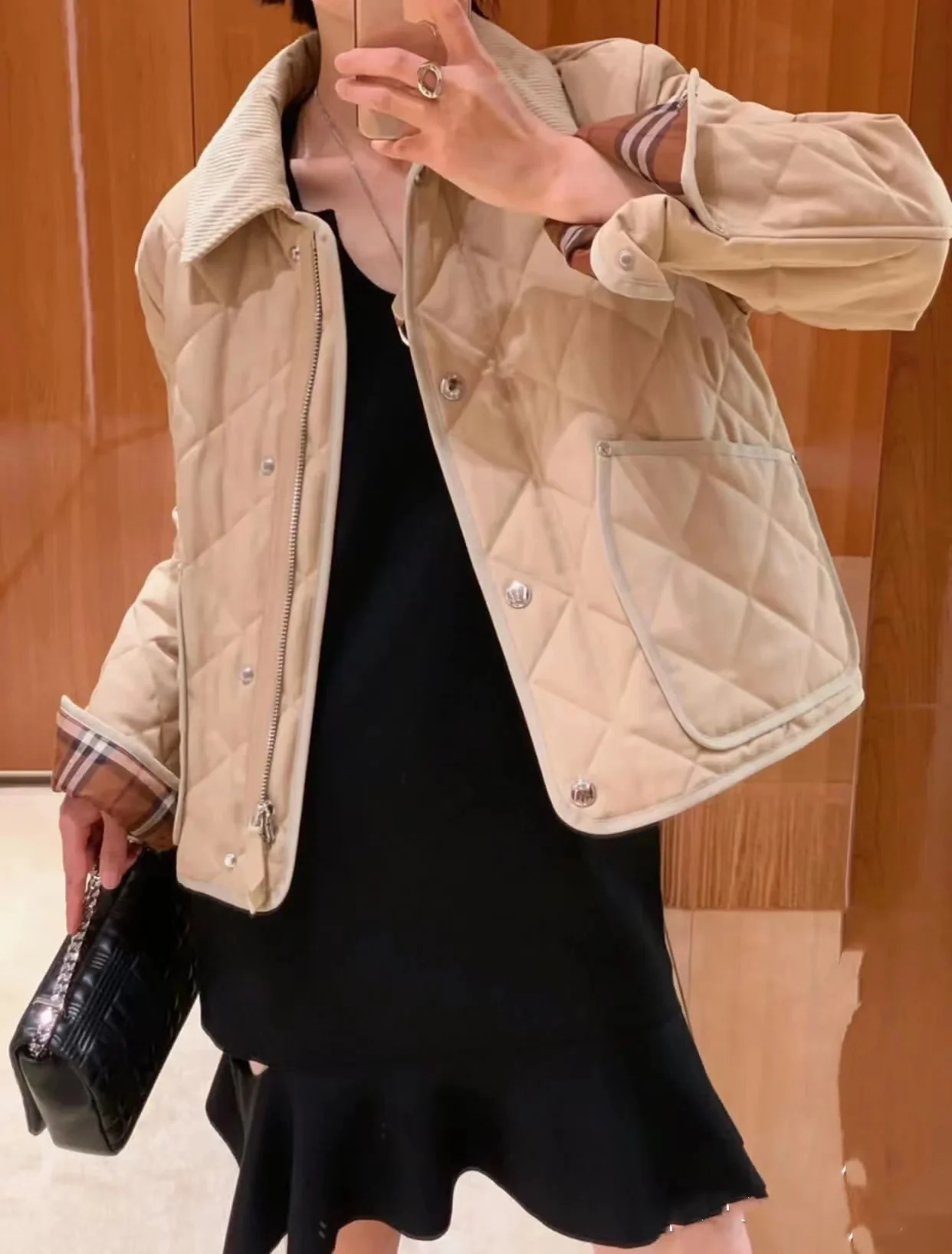 Пуховая куртка Burberry осень/зима - классический клетчатый узор с вельветовым воротником.