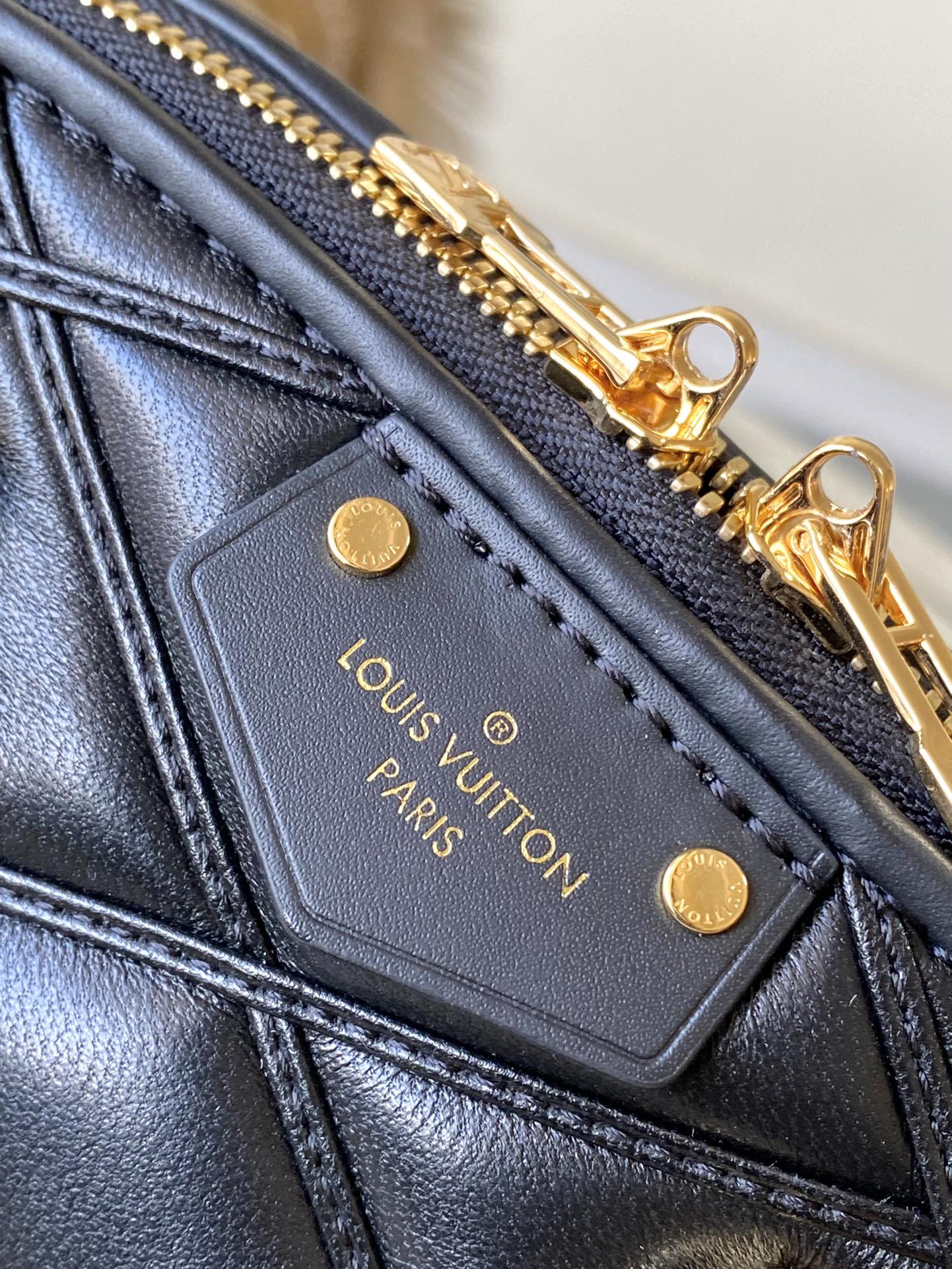 m23666-LV-nicolas-ghesquiere-shell bag-black