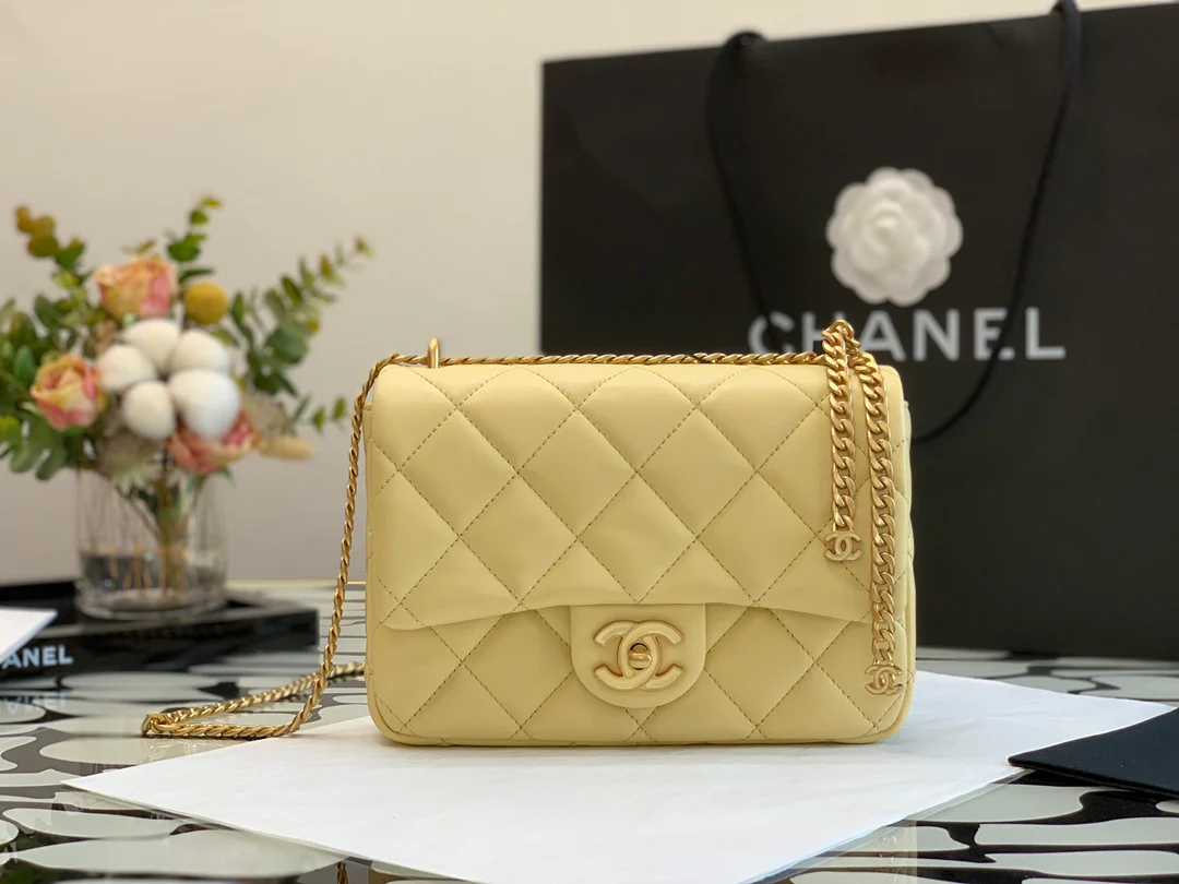 Новинка 2022 года от Chanel - квадратная сумка-мешок с эмалированной пуговицей, 21 см.