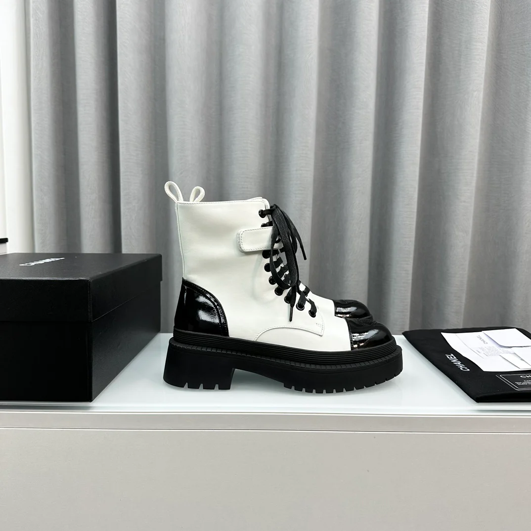 Новинка сезона осень/зима 2023 от Chanel - Ботильоны на шнуровке - Белые