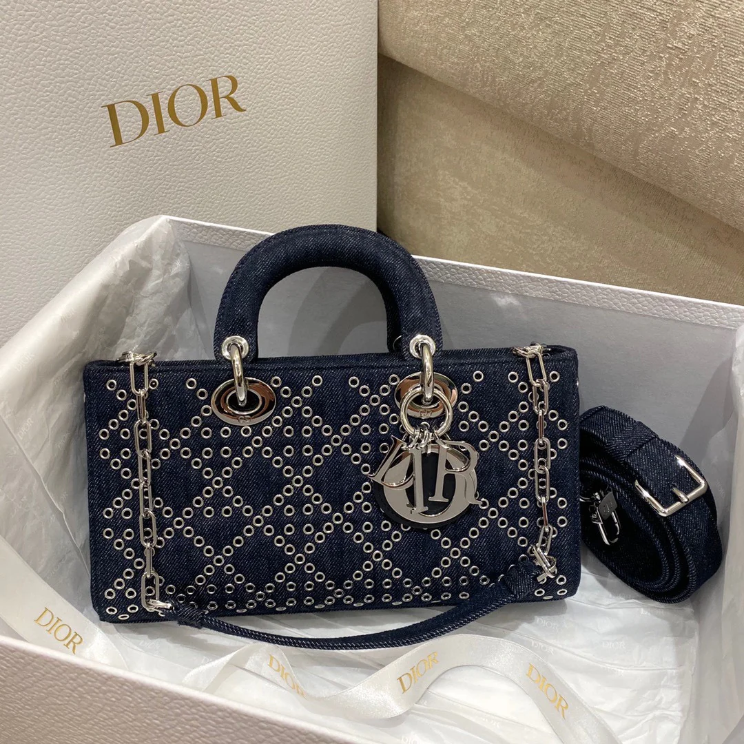 Сумка Dior Lady D'Joy — в стиле джинсовой сумки с заклепками.