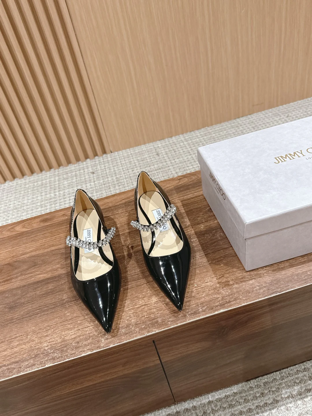 Туфли ?Мэри Джейн? от Jimmy с хрустальным ремешком на шее — черные.