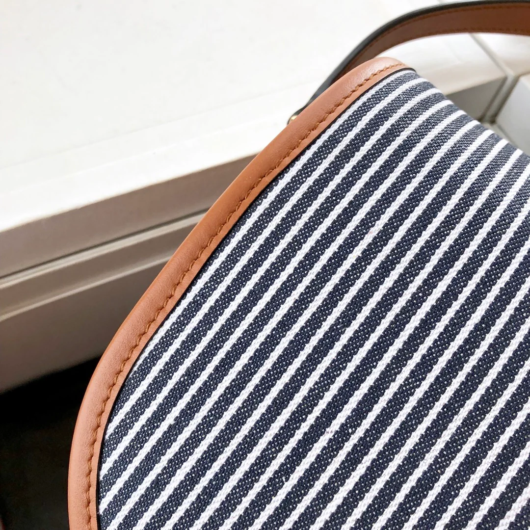 Сумка Celine-folco Saddle Bag - полосатая, из ткани и телячьей кожи.
