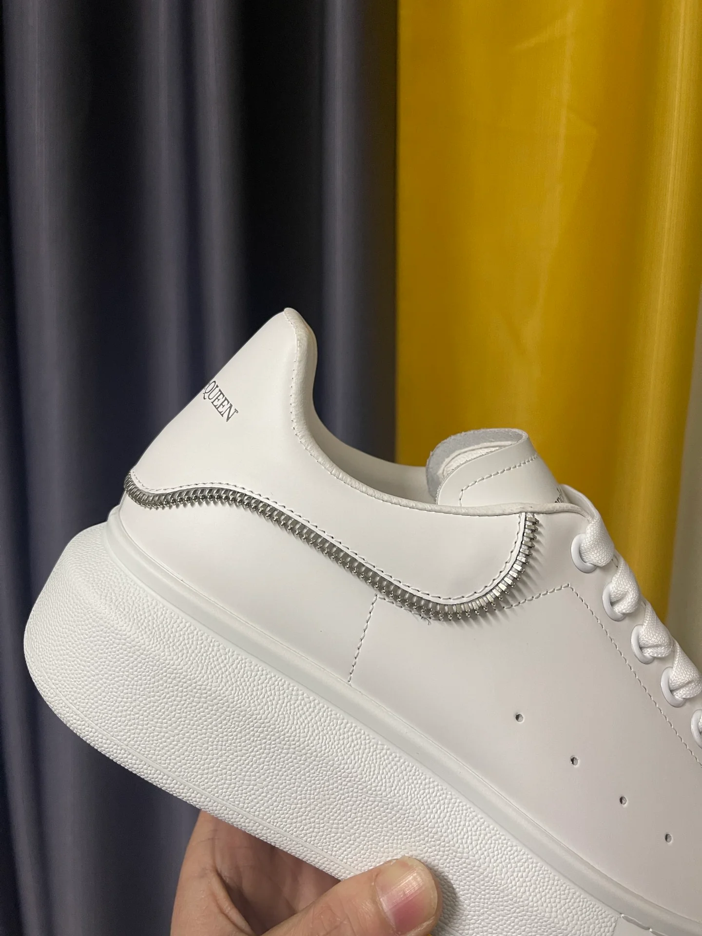 McQueen - Классические белые кроссовки - Полностью белые туфли с цепочкой