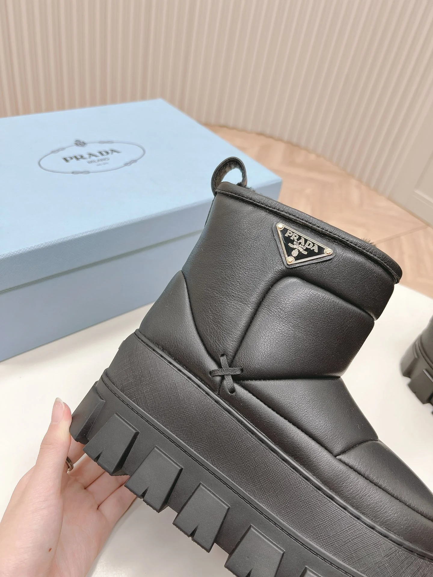 Снежные ботинки Prada на платформе 2024 года - черные