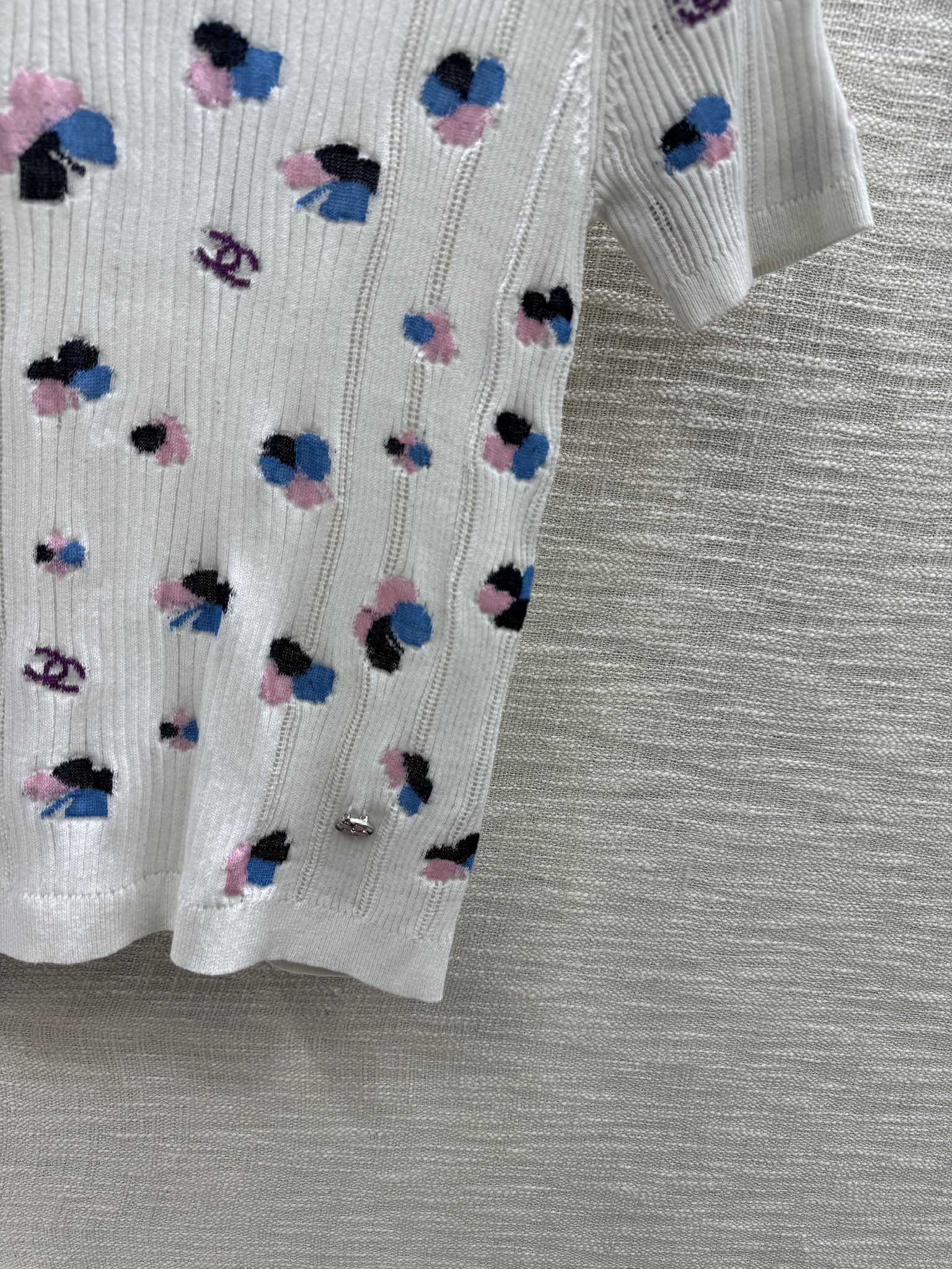 В стиле Chanel - 2403 - Трикотажный топ с короткими рукавами и жаккардовым узором в виде четырехлистного клевера - Белый