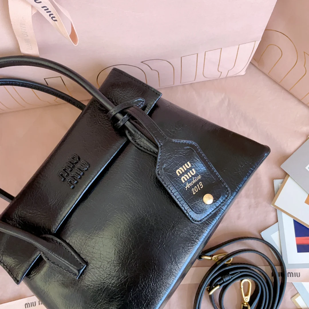 Сумка Miu Miu 5ba303 Miusolitaire из телячьей кожи - черная