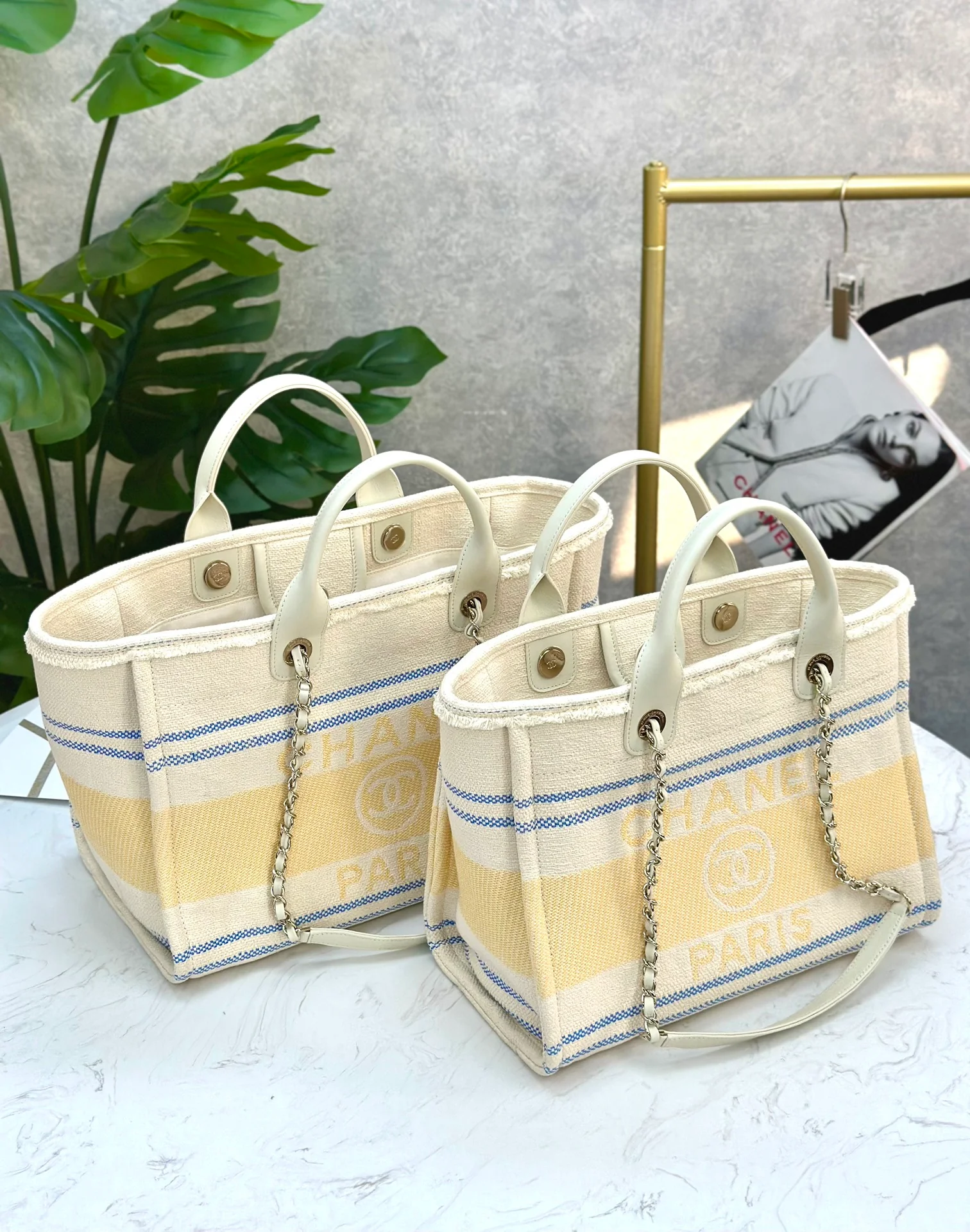 Пляжная сумка Chanel 25c, косметичка, ярко-желтая.