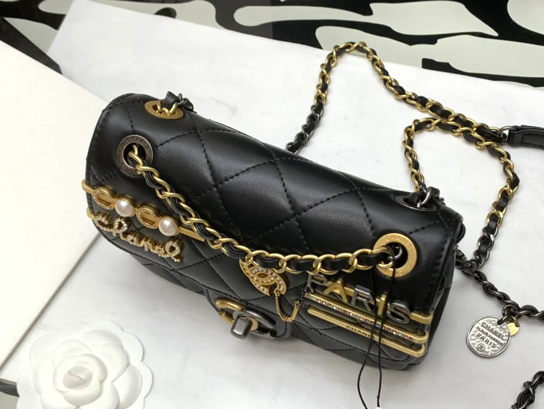 Новинка сезона осень/зима 2022 от Chanel - сумка Badge Flap Bag.