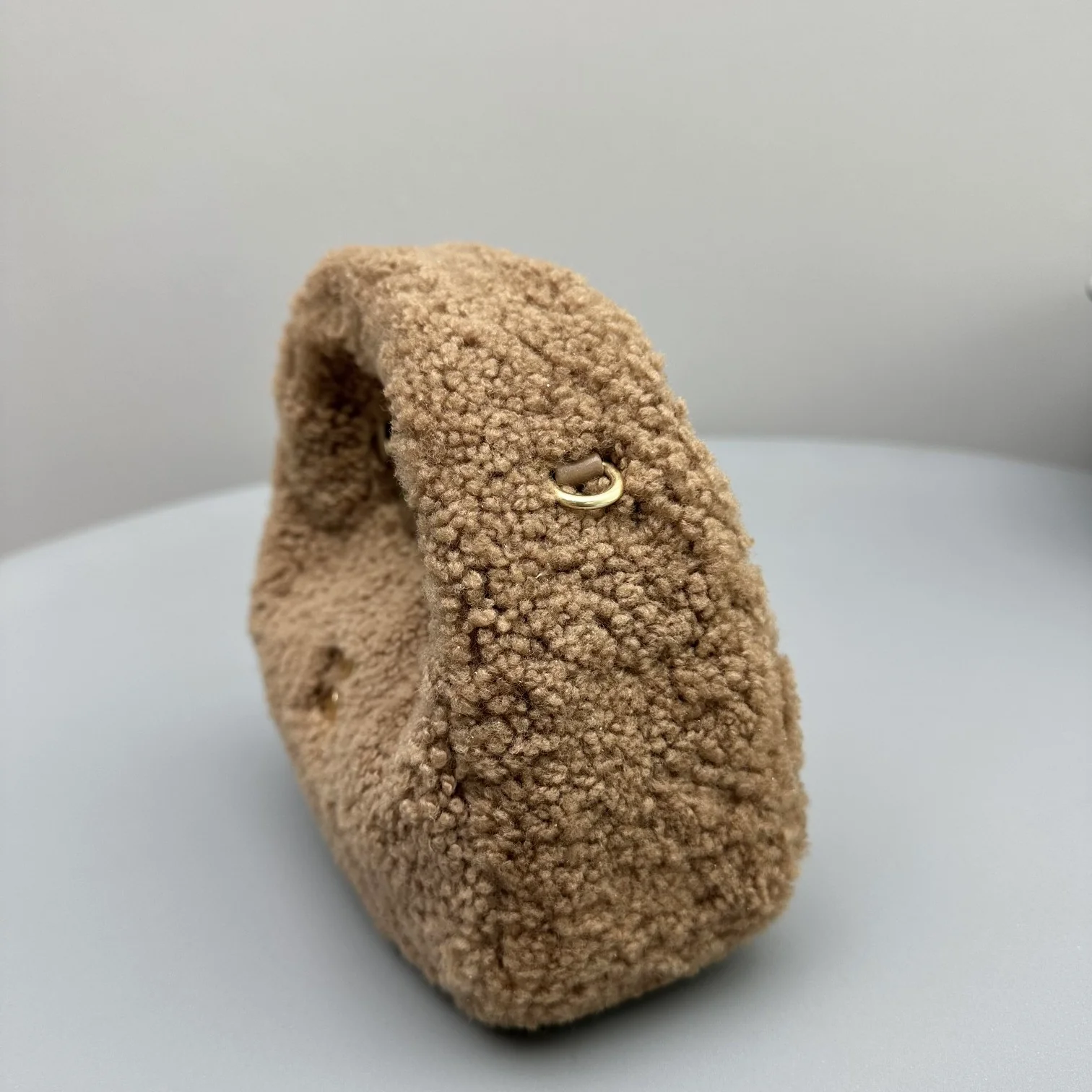 Сумка Miu Miu Wander - миниатюрная, из овечьей шерсти.