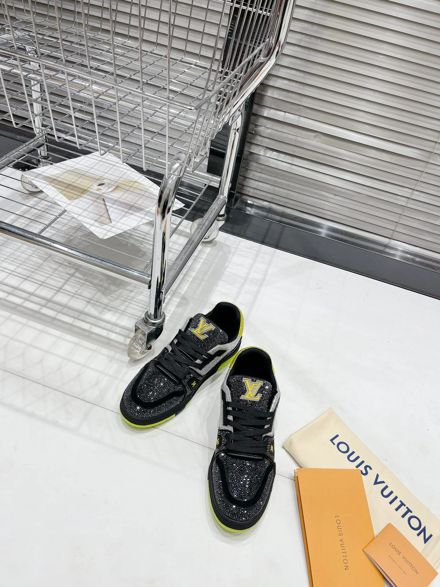 Кроссовки LV Trainer - обувь для скейтбординга - глянцевые черно-желтые - унисекс