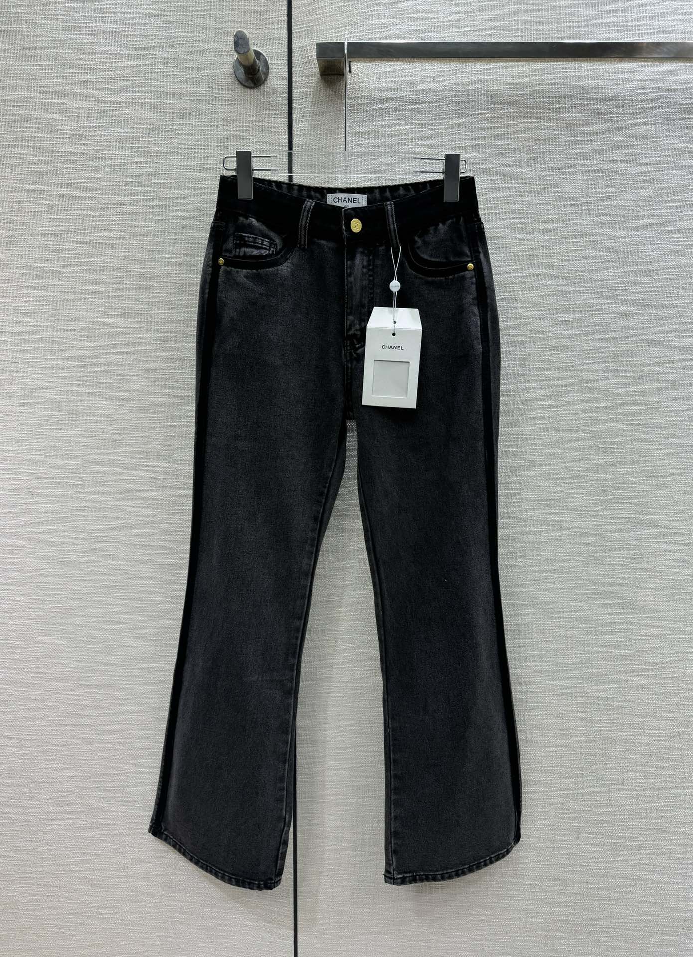 Chanel 2403 - слегка расклешенные джинсы