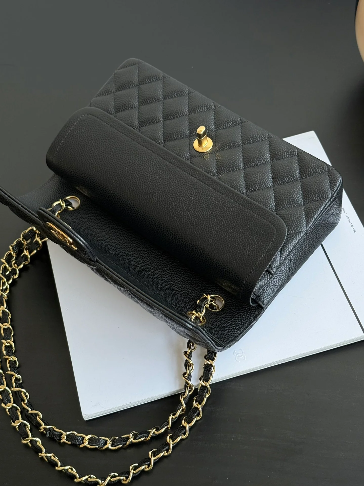 Сумка Chanel CF25 из зернистой кожи с золотой фурнитурой и цепочкой — черная.