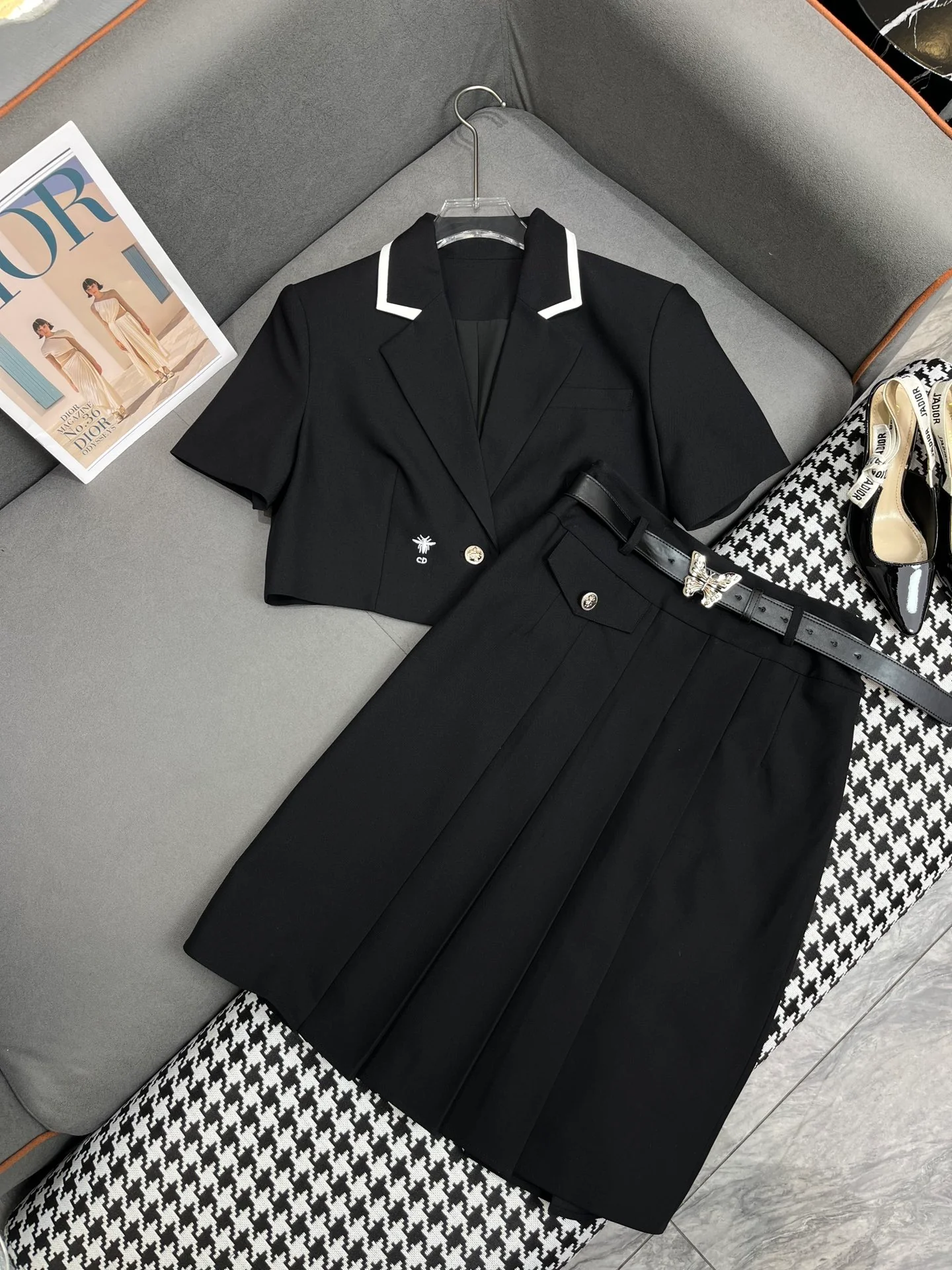 Комплект Dior 2403-24ss Летняя коллекция: блейзер с коротким рукавом и плиссированная юбка - Черный