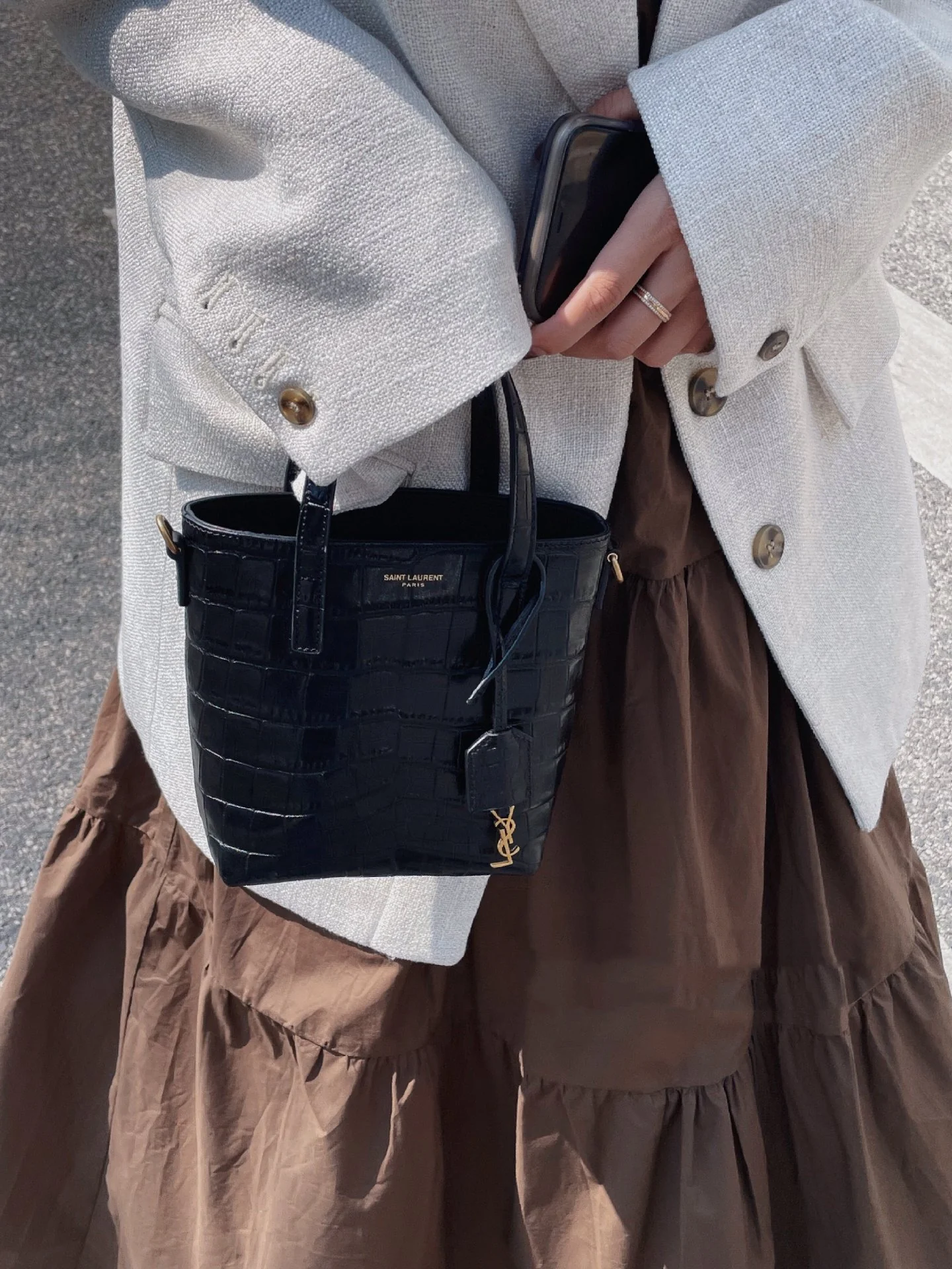 Мини-сумка YSL с крокодиловым принтом — черная — на фото.